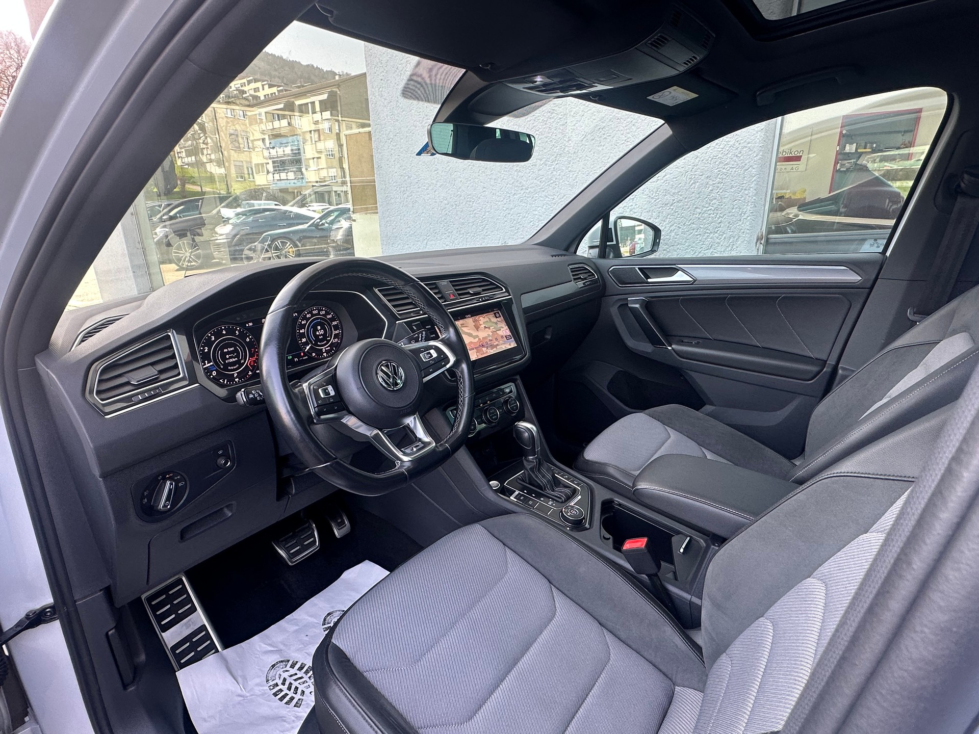 VW Tiguan 2.0TSI R-Line 4Motion DSG-image-8