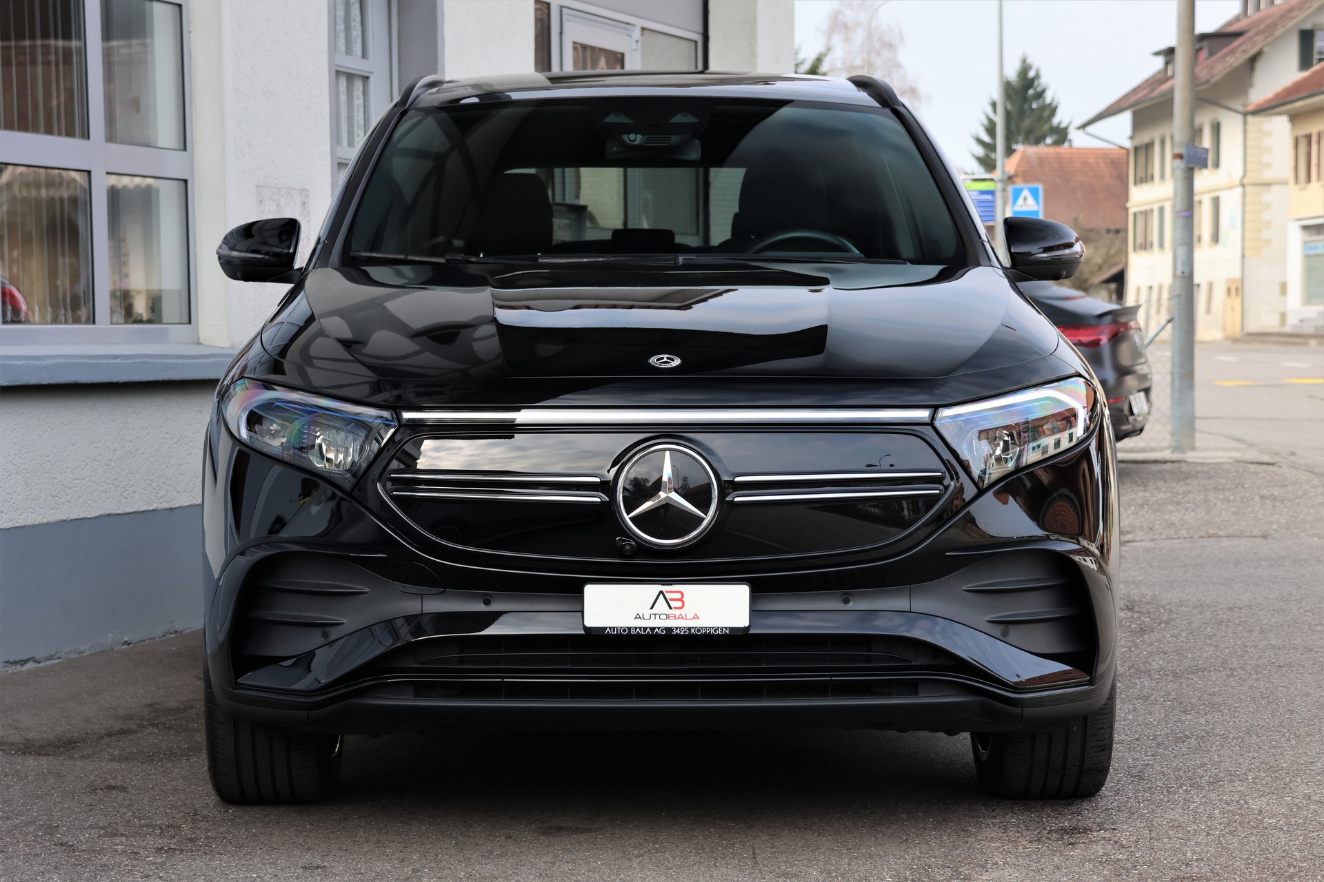 MERCEDES-BENZ EQA 300 AMG Line 4Matic (CH)-showroom-element-1