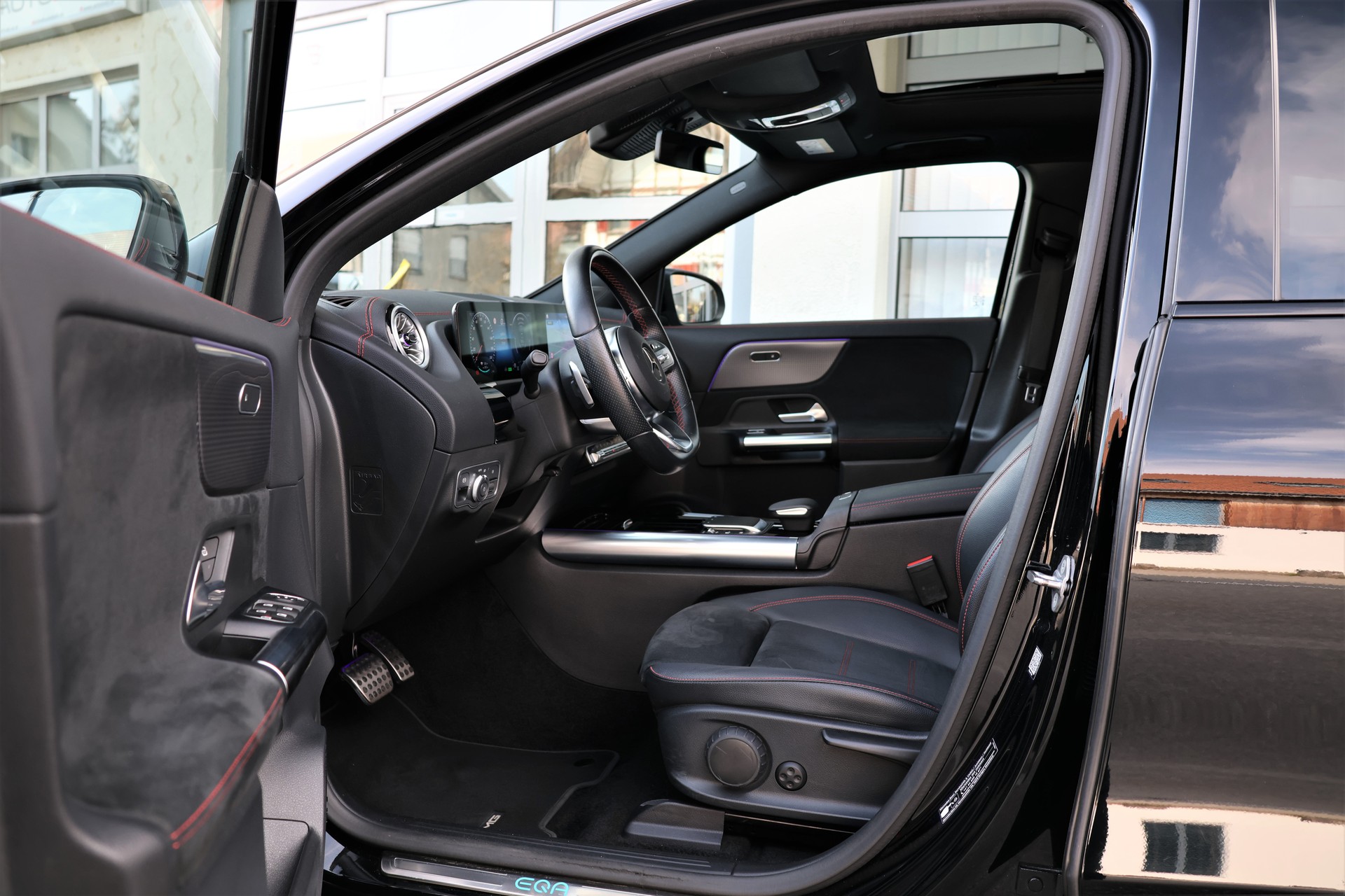 MERCEDES-BENZ EQA 300 AMG Line 4Matic (CH)-image-9