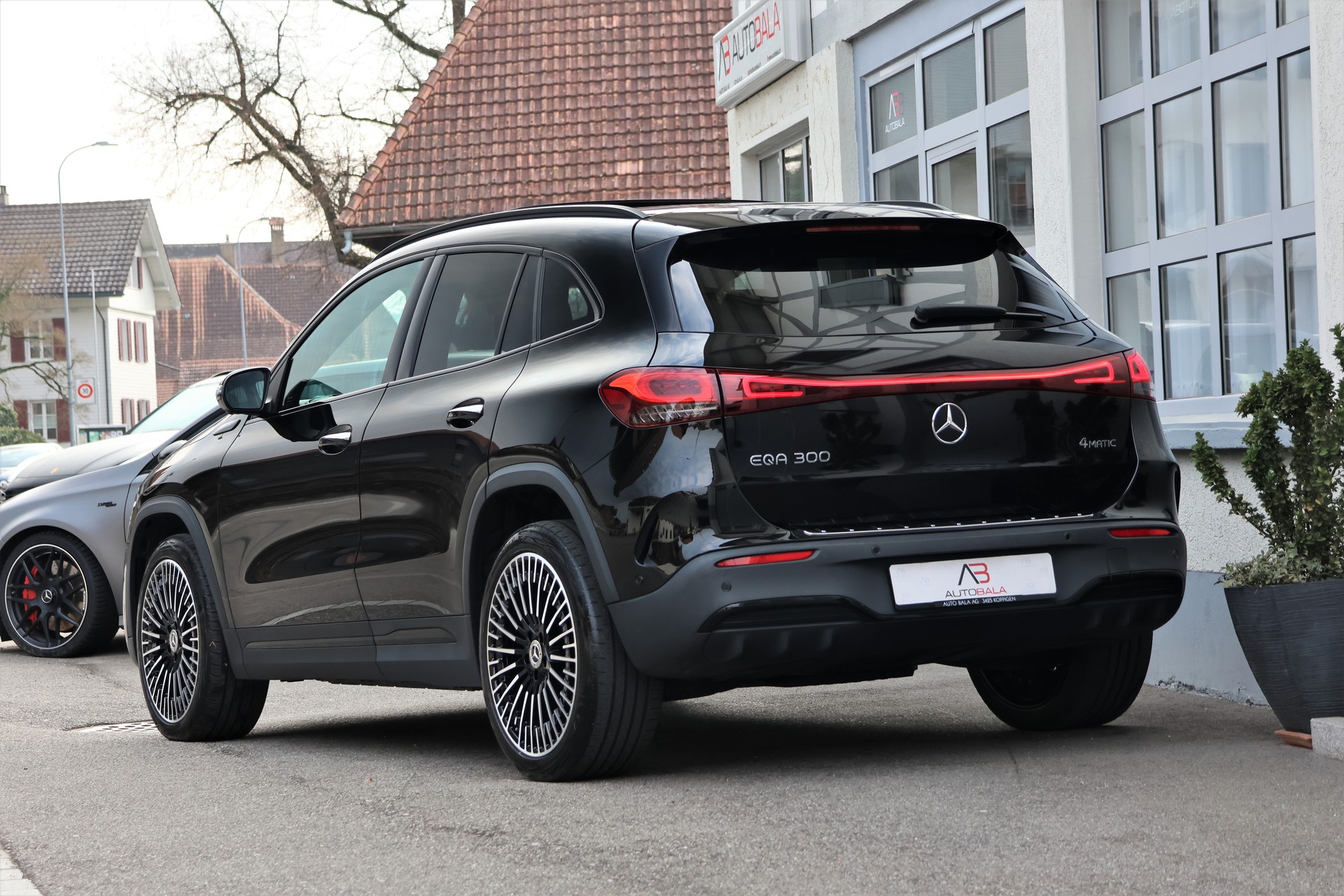 MERCEDES-BENZ EQA 300 AMG Line 4Matic (CH)-showroom-element-2