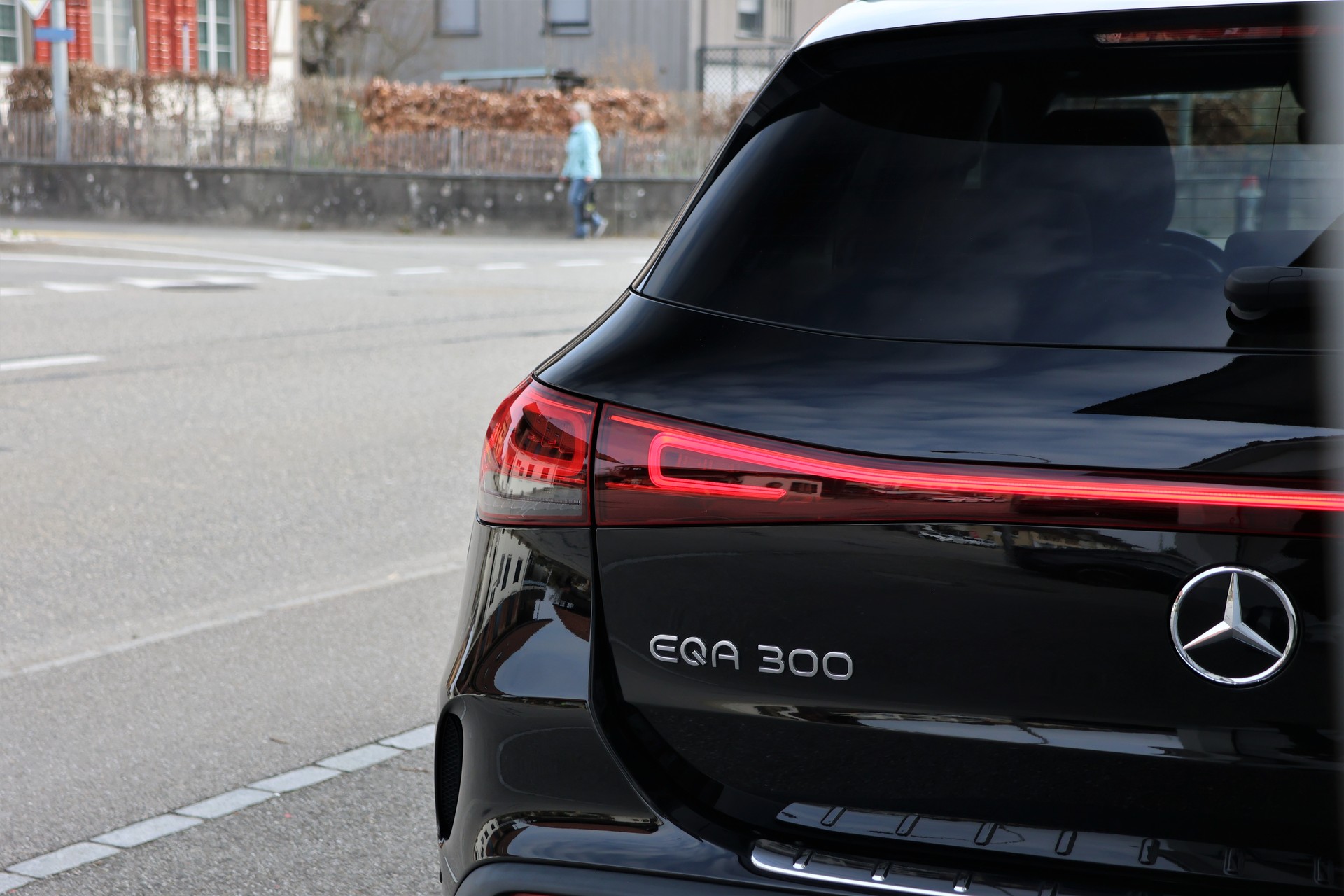 MERCEDES-BENZ EQA 300 AMG Line 4Matic (CH)-image-5