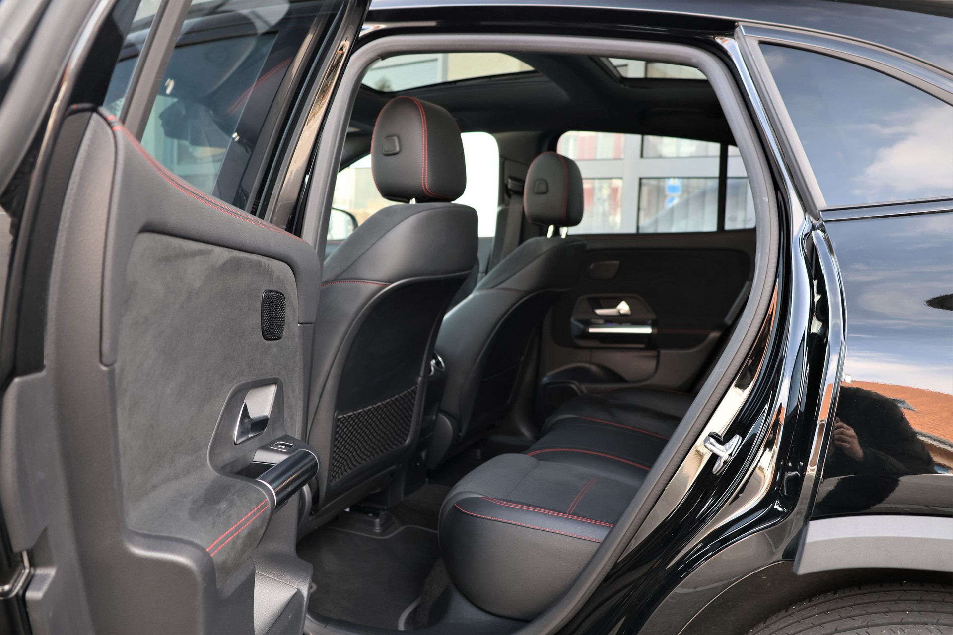 MERCEDES-BENZ EQA 300 AMG Line 4Matic (CH)-image-13