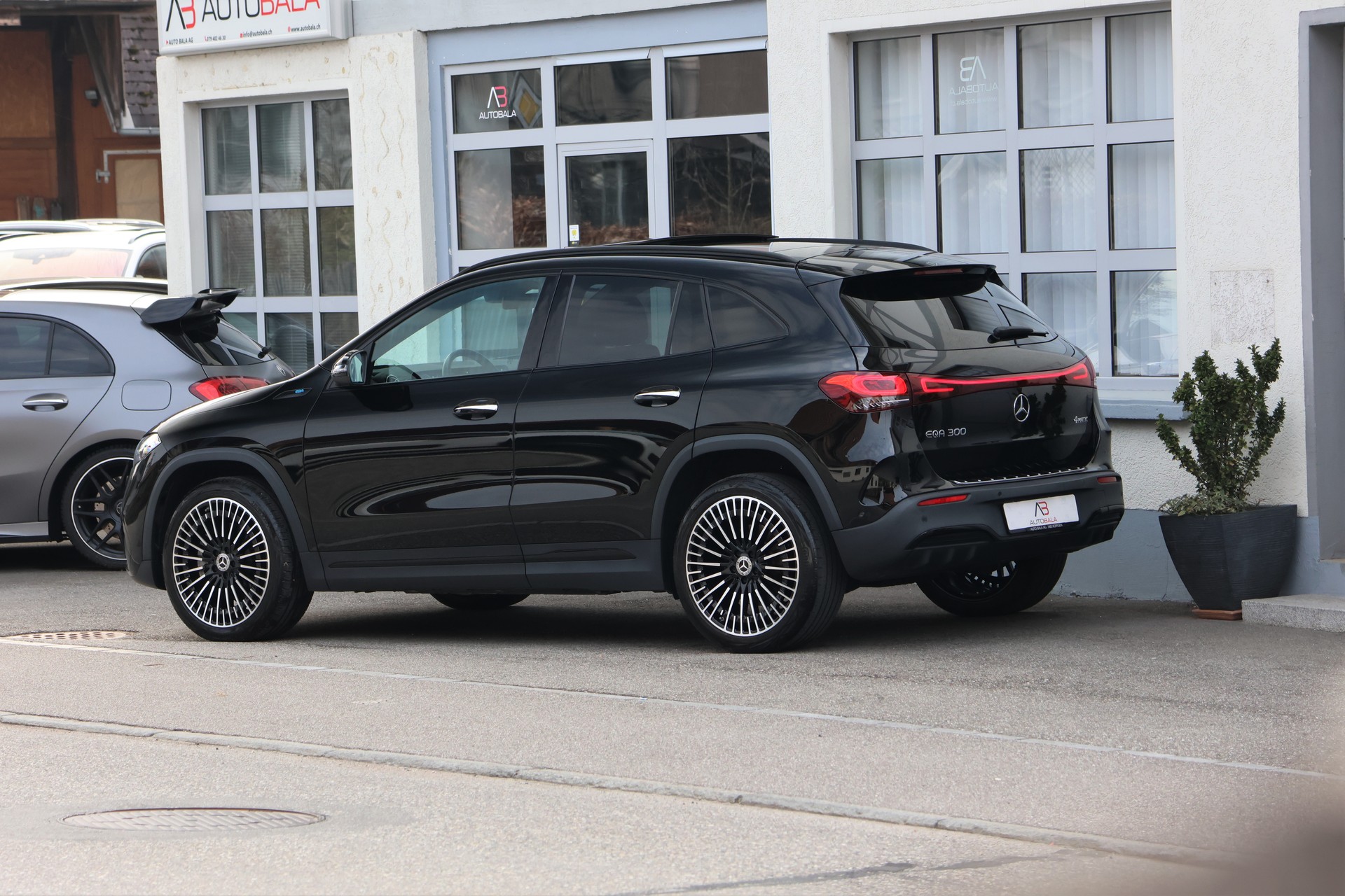 MERCEDES-BENZ EQA 300 AMG Line 4Matic (CH)-image-4