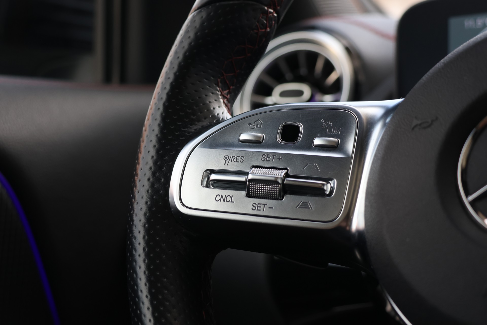 MERCEDES-BENZ EQA 300 AMG Line 4Matic (CH)-image-17