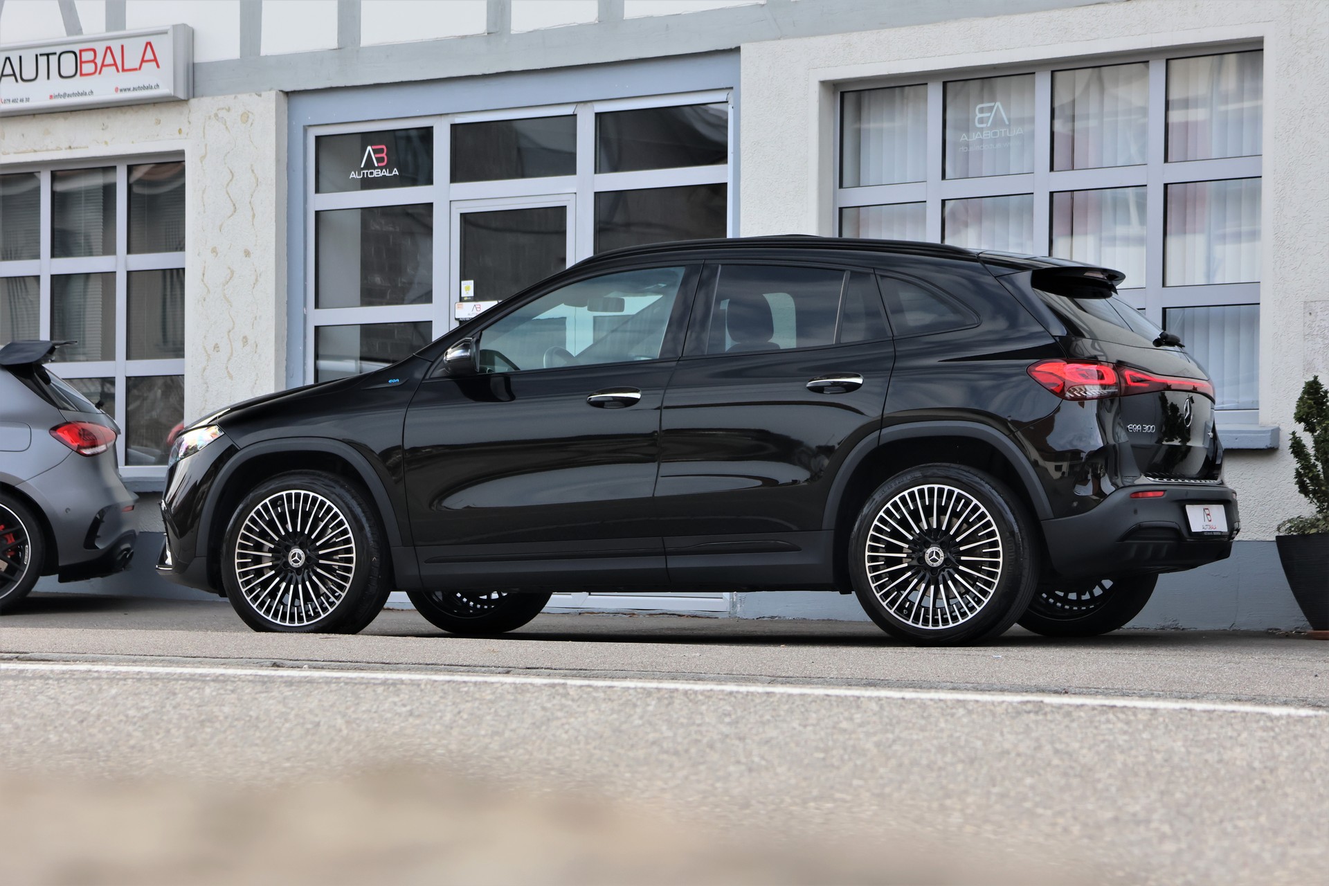 MERCEDES-BENZ EQA 300 AMG Line 4Matic (CH)-showroom-element-3
