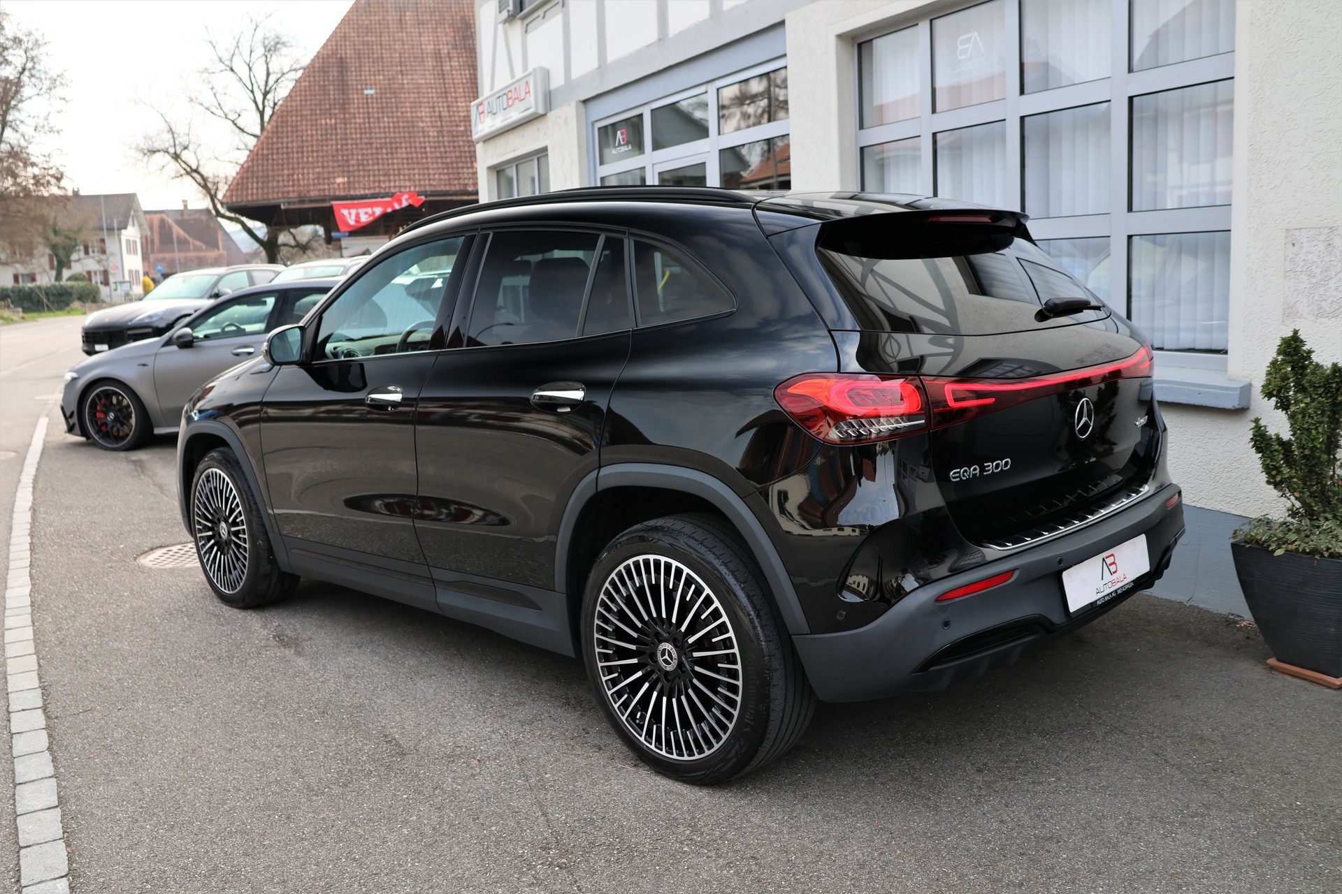 MERCEDES-BENZ EQA 300 AMG Line 4Matic (CH)-image-6