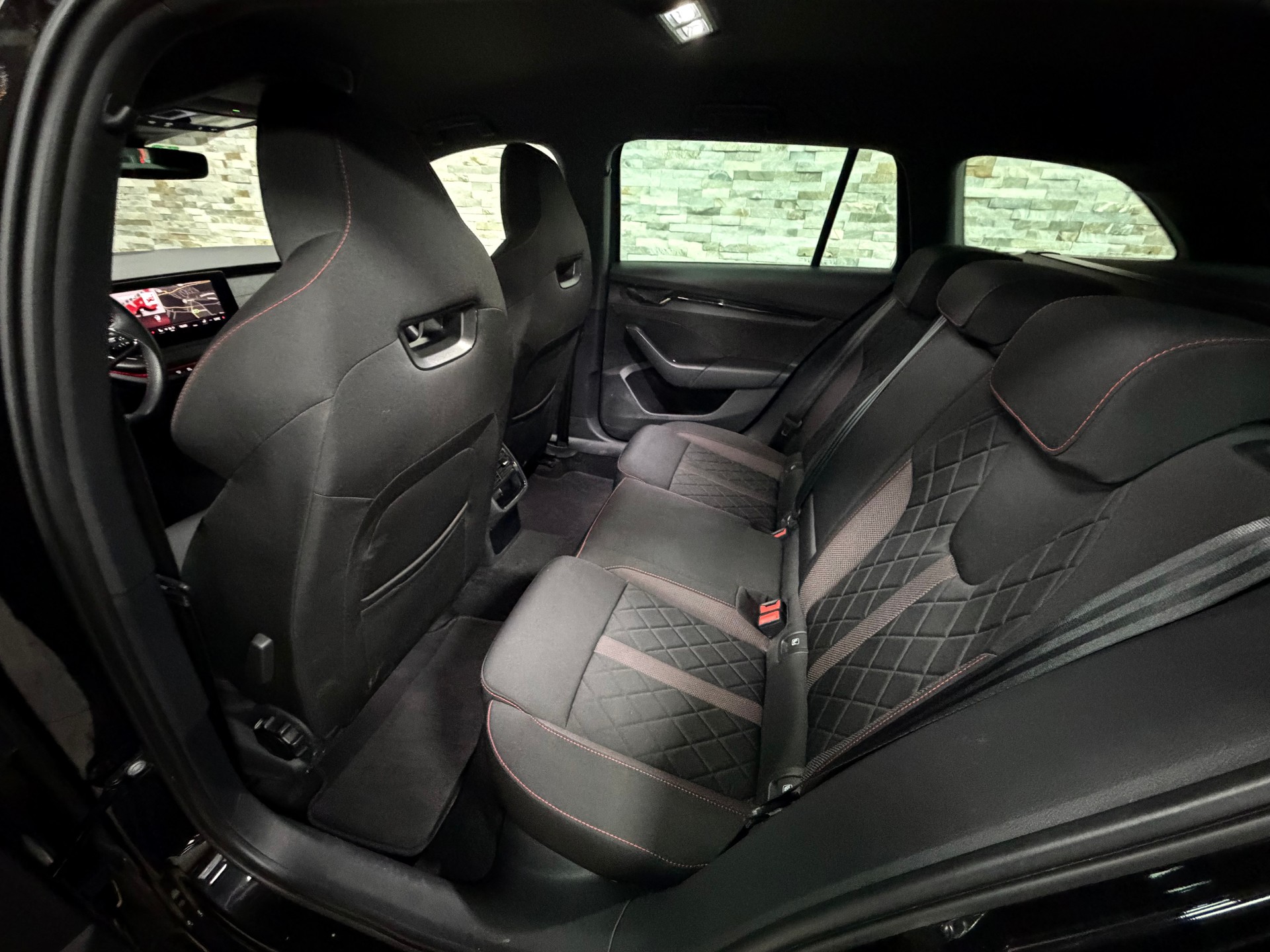 SKODA Octavia Combi 2.0 TSI DSG RS-image-24