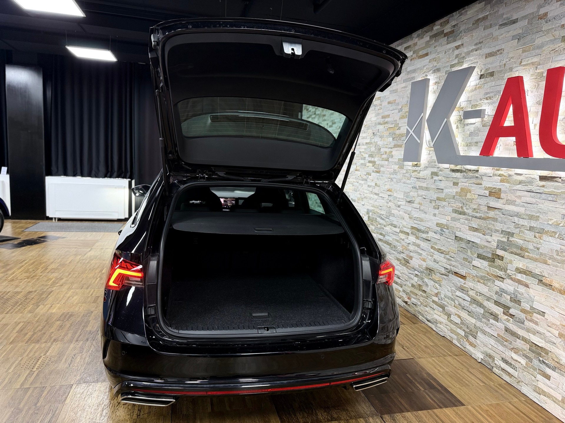 SKODA Octavia Combi 2.0 TSI DSG RS-image-27