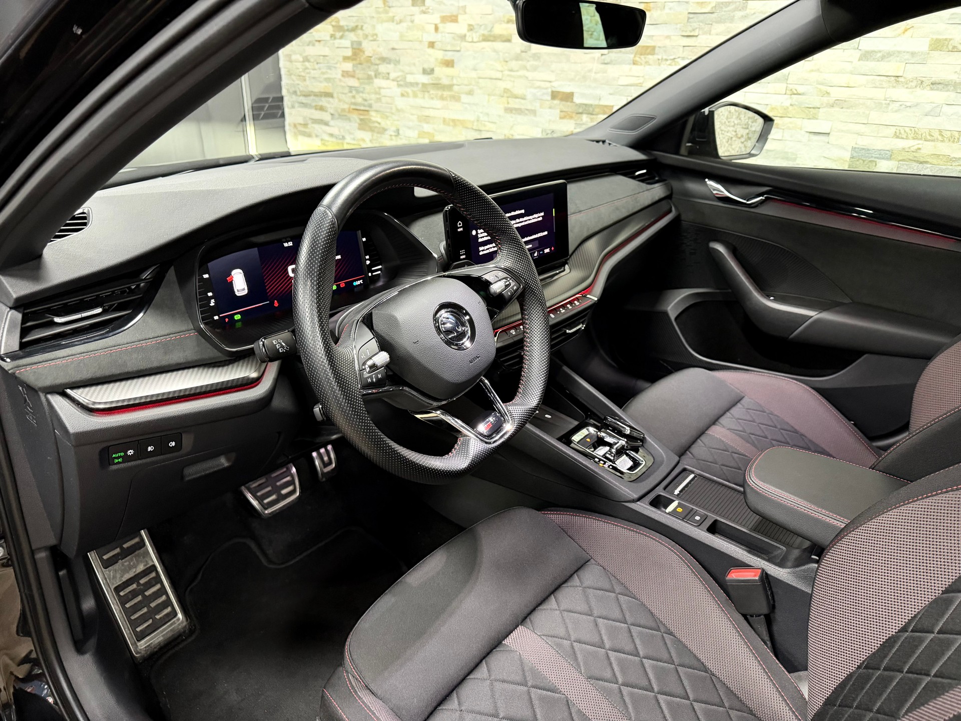 SKODA Octavia Combi 2.0 TSI DSG RS-image-13