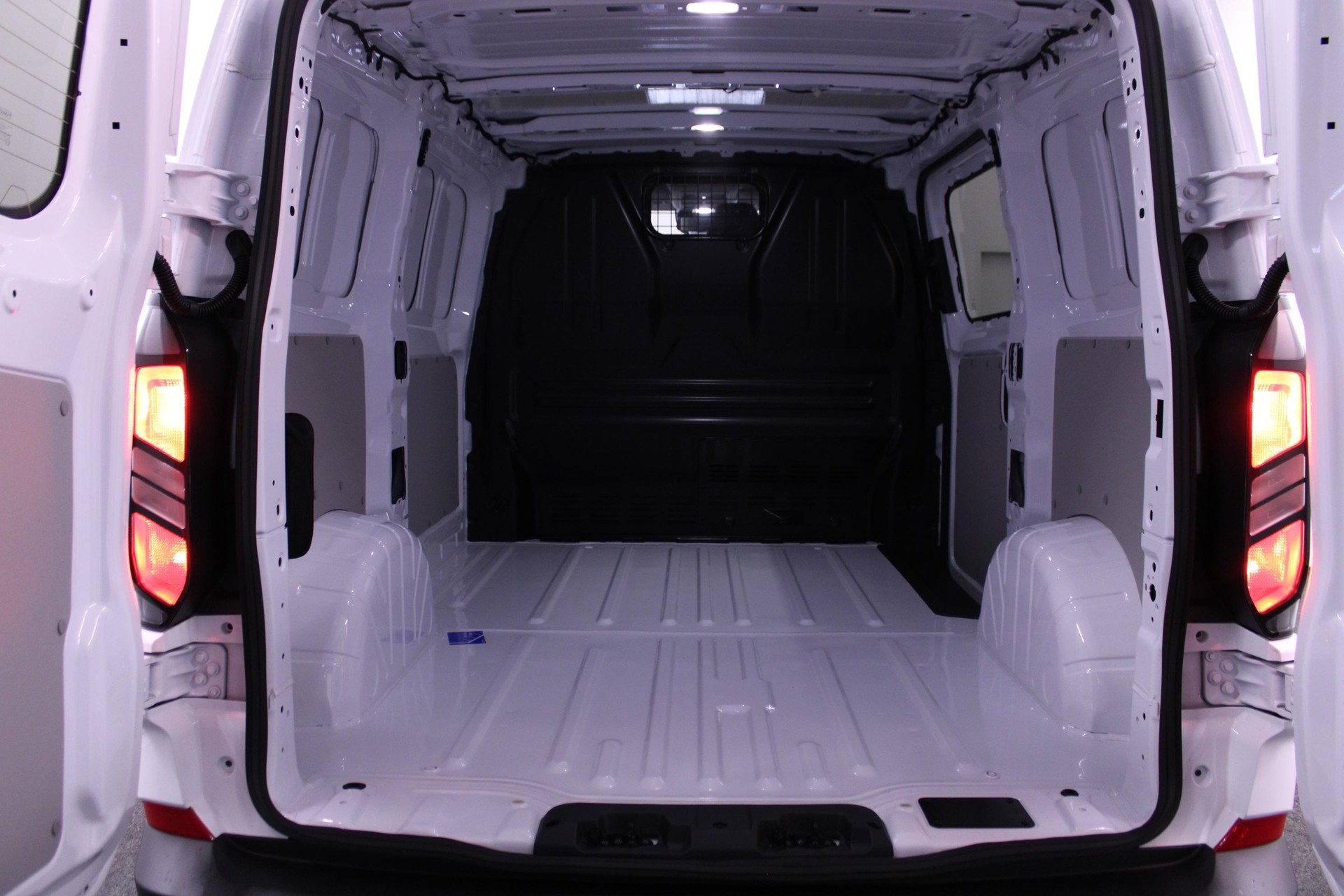 FORD Transit C Van 320 L1 2.0 EcoBlue 136 Trend-image-5