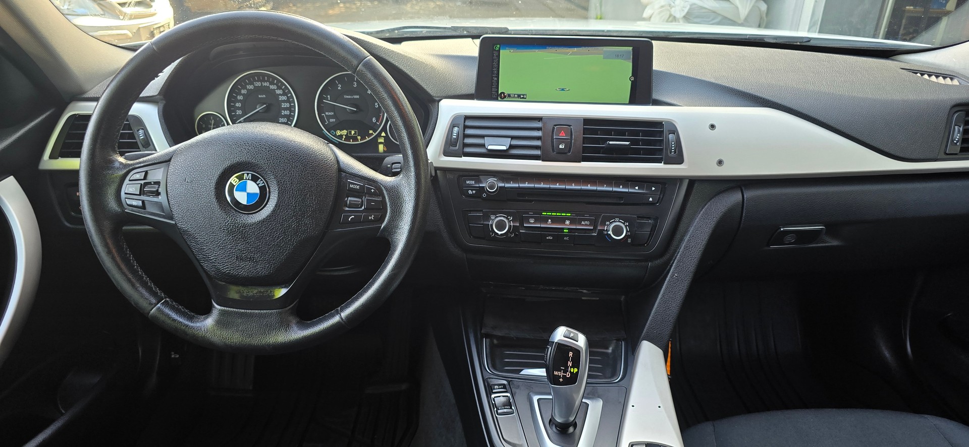 BMW 320d xDrive Touring Steptronic-image-11