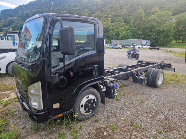 ISUZU NMR 85 - M 50 H - Cabina- Telaio - Gancio di Traino KG. 3500-image-0
