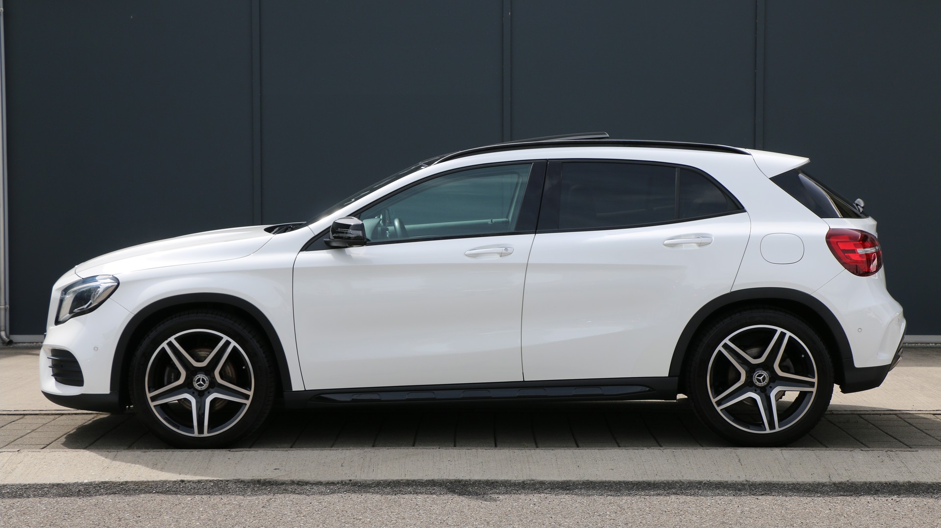 MERCEDES-BENZ GLA 250 AMG Line 4Matic-image-2