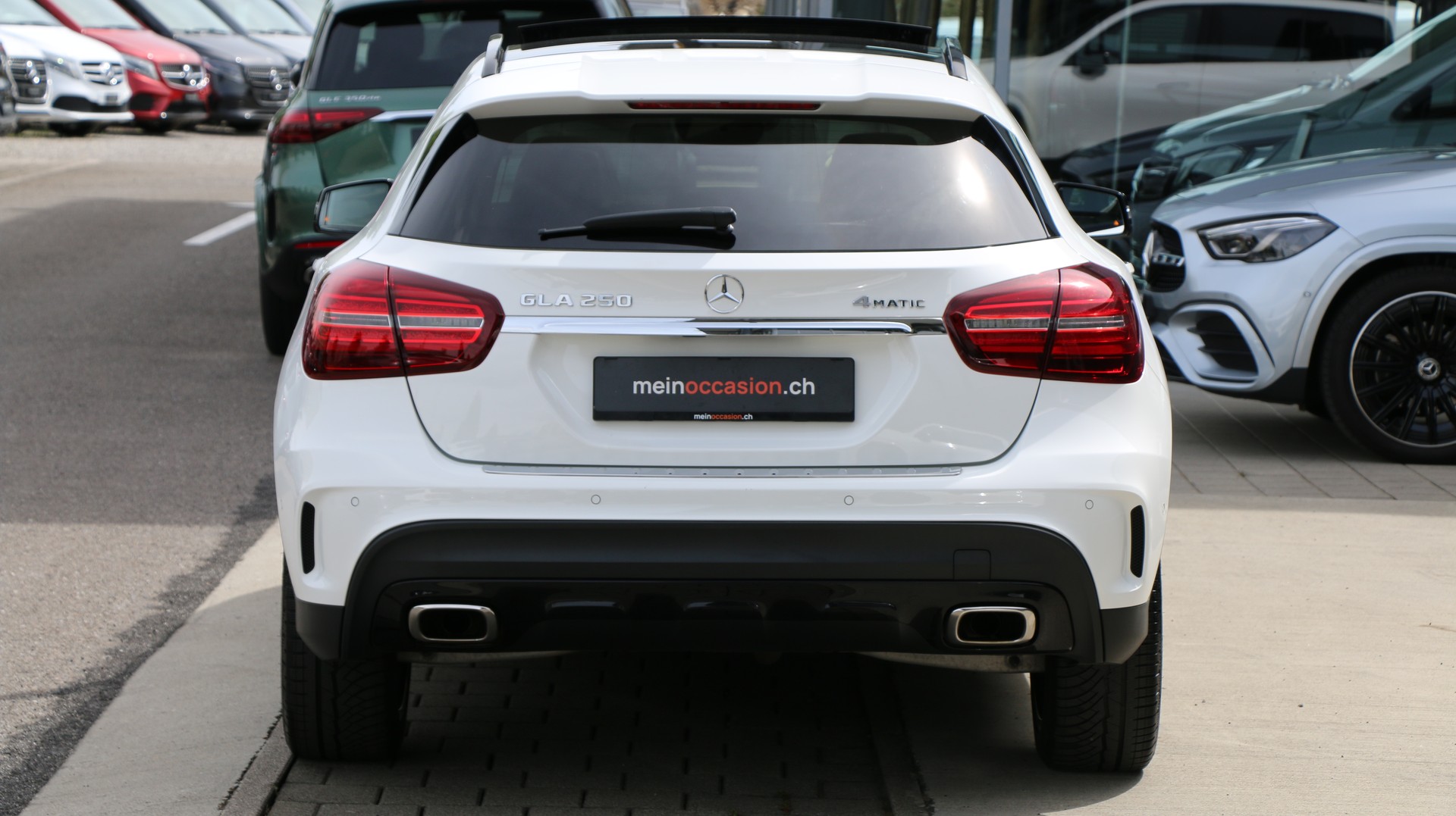 MERCEDES-BENZ GLA 250 AMG Line 4Matic-image-4