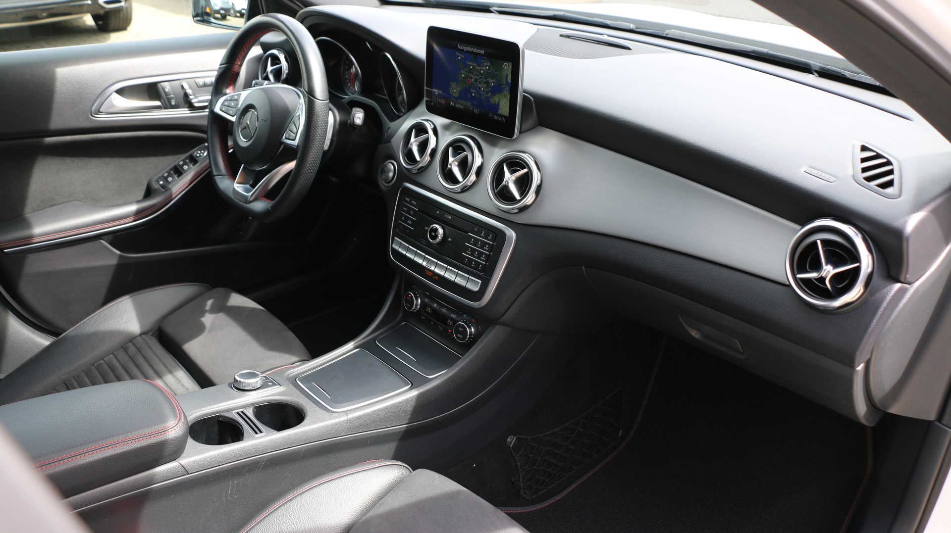 MERCEDES-BENZ GLA 250 AMG Line 4Matic-image-19