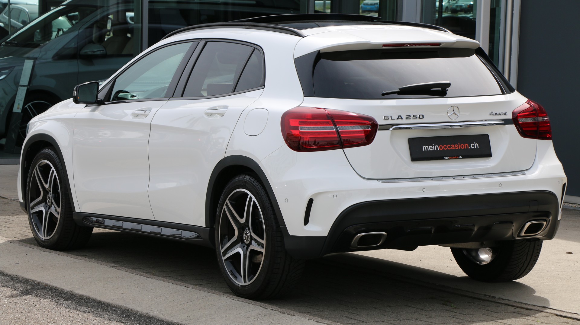 MERCEDES-BENZ GLA 250 AMG Line 4Matic-image-3