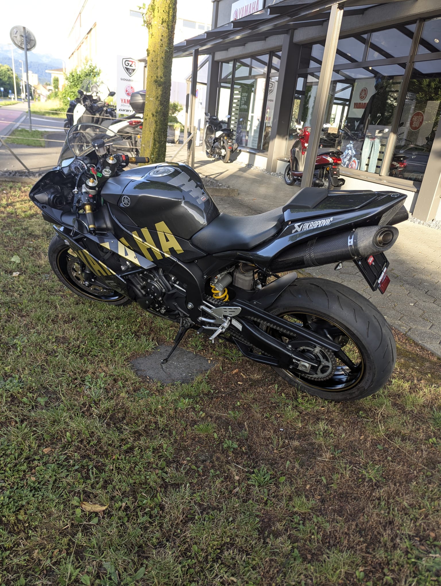 YAMAHA YZF-R1-image-1