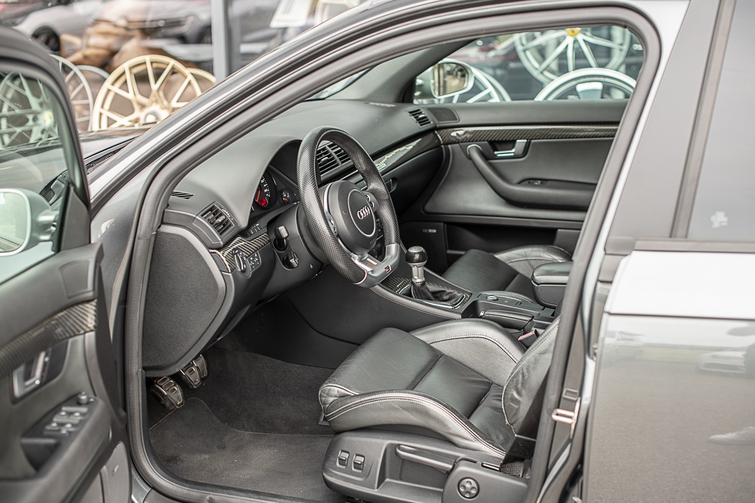 AUDI RS4 Avant 4.2 V8 quattro-image-8