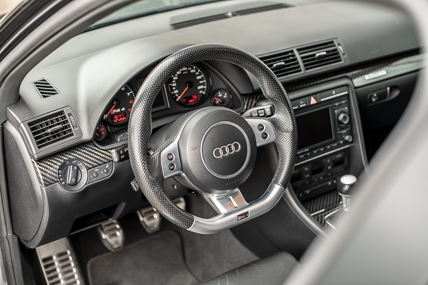 AUDI RS4 Avant 4.2 V8 quattro-image-9