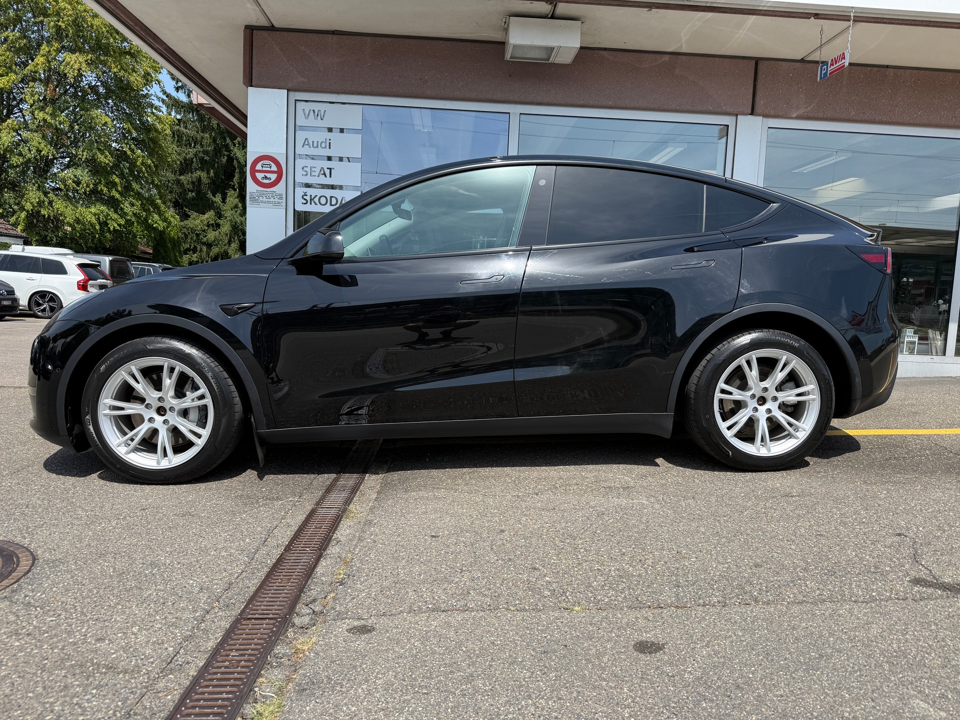TESLA Y Long Range 533 km (WLTP) 514PS SOH 96% All Black Werksgarantie-image-1