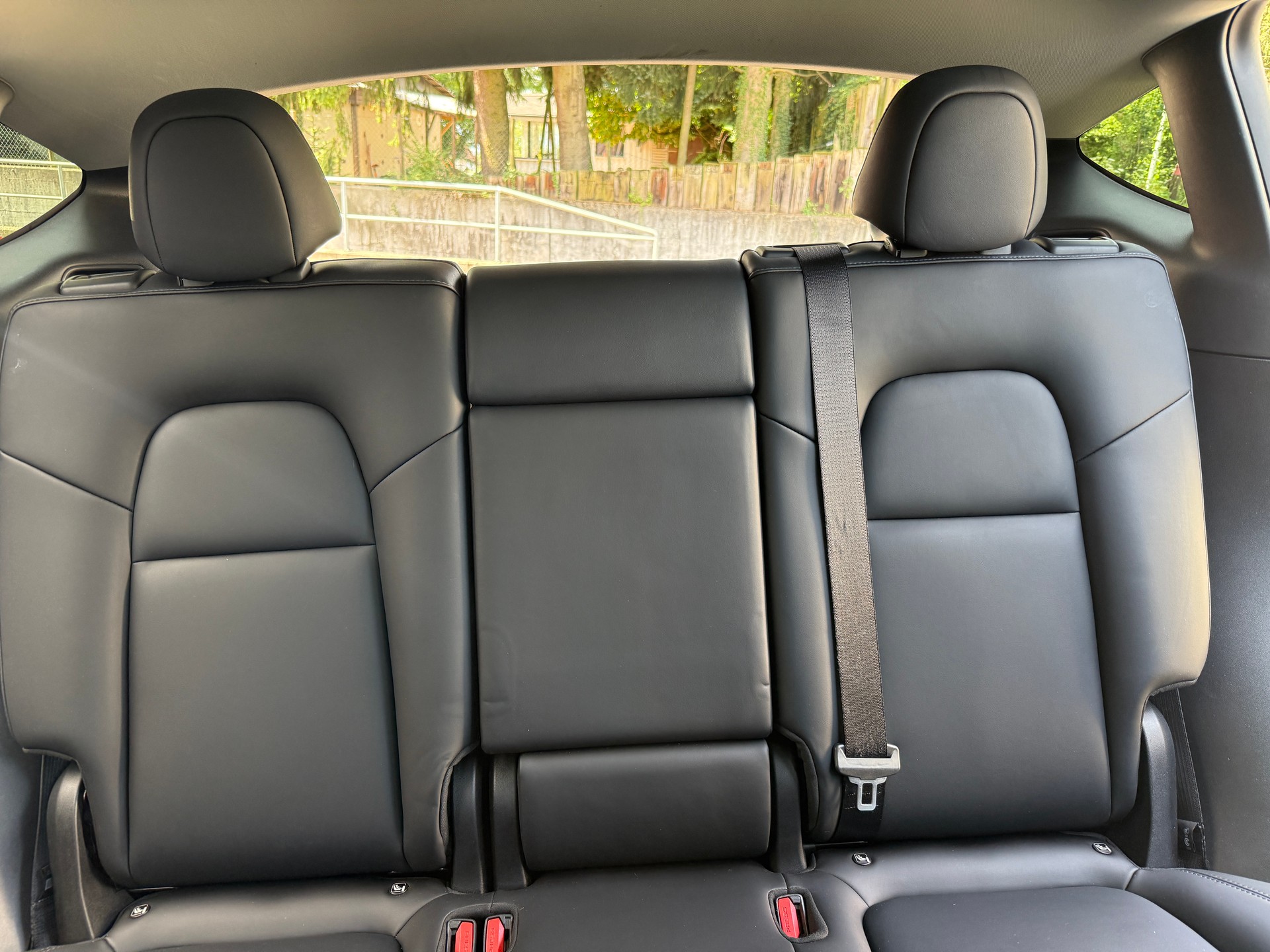 TESLA Y Long Range 533 km (WLTP) 514PS SOH 96% All Black Werksgarantie-image-15
