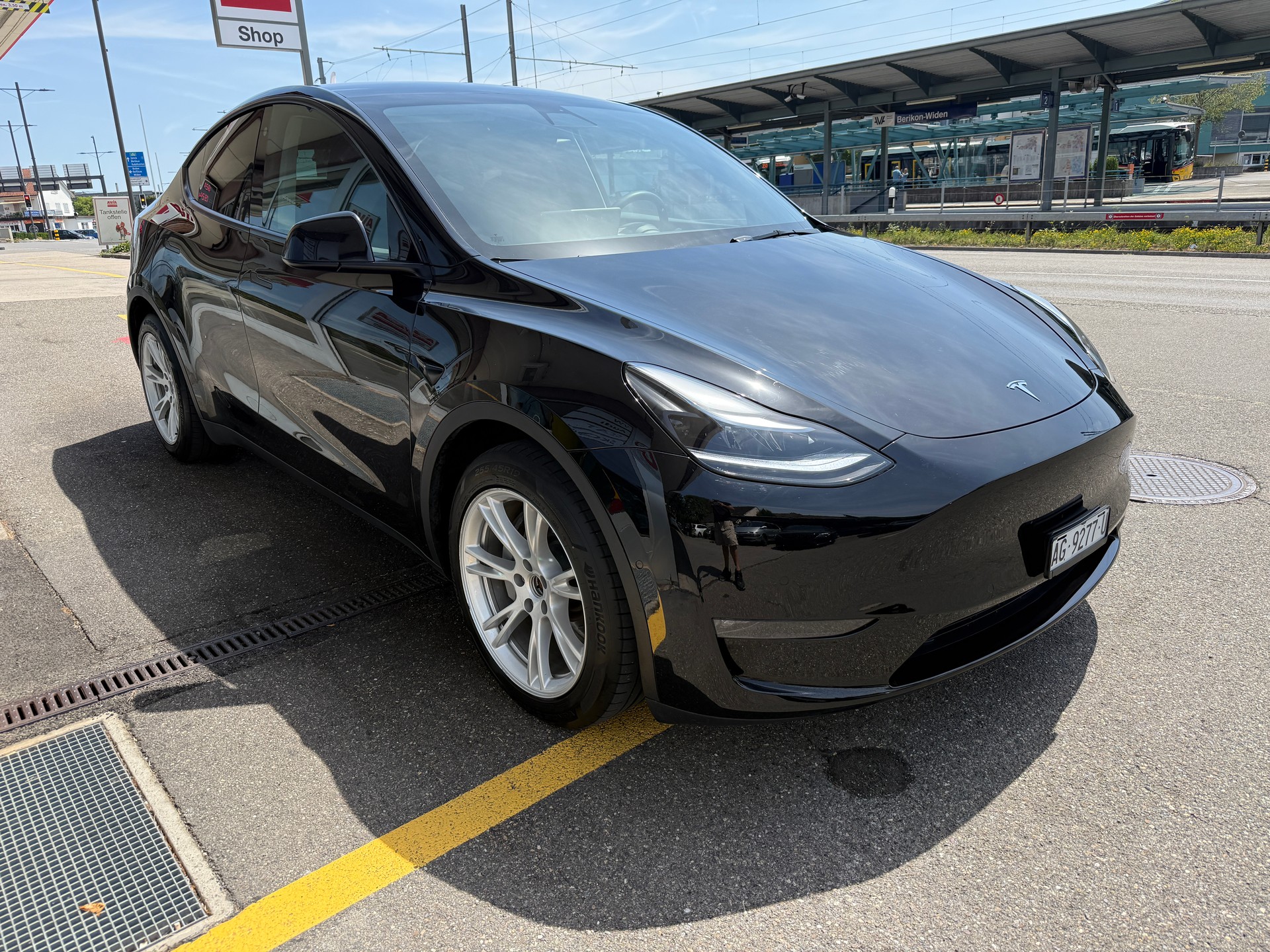 TESLA Y Long Range 533 km (WLTP) 514PS SOH 96% All Black Werksgarantie-image-5