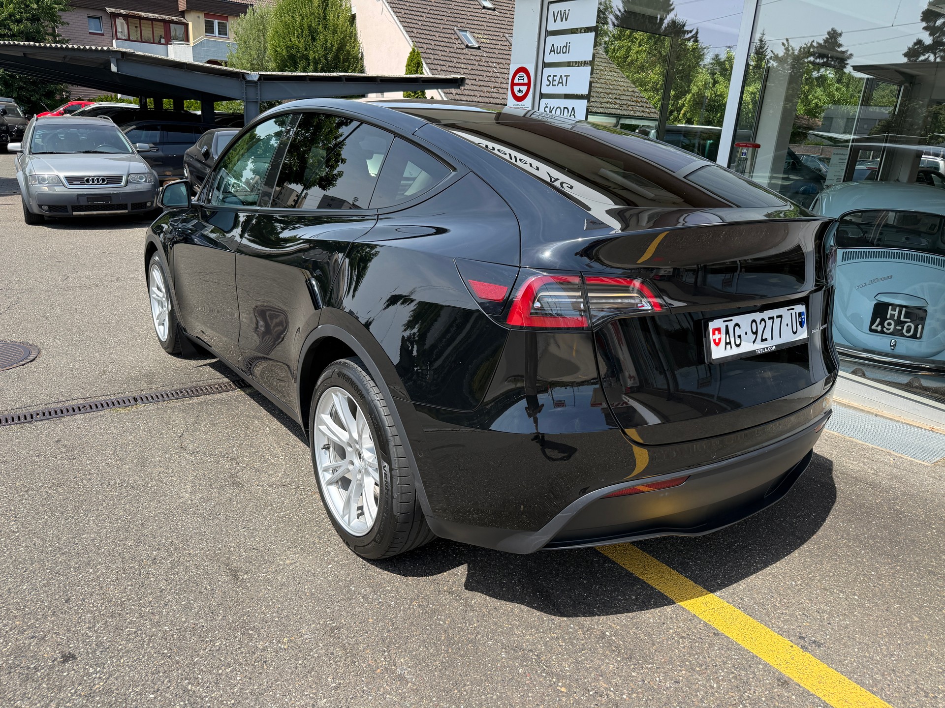 TESLA Y Long Range 533 km (WLTP) 514PS SOH 96% All Black Werksgarantie-image-3