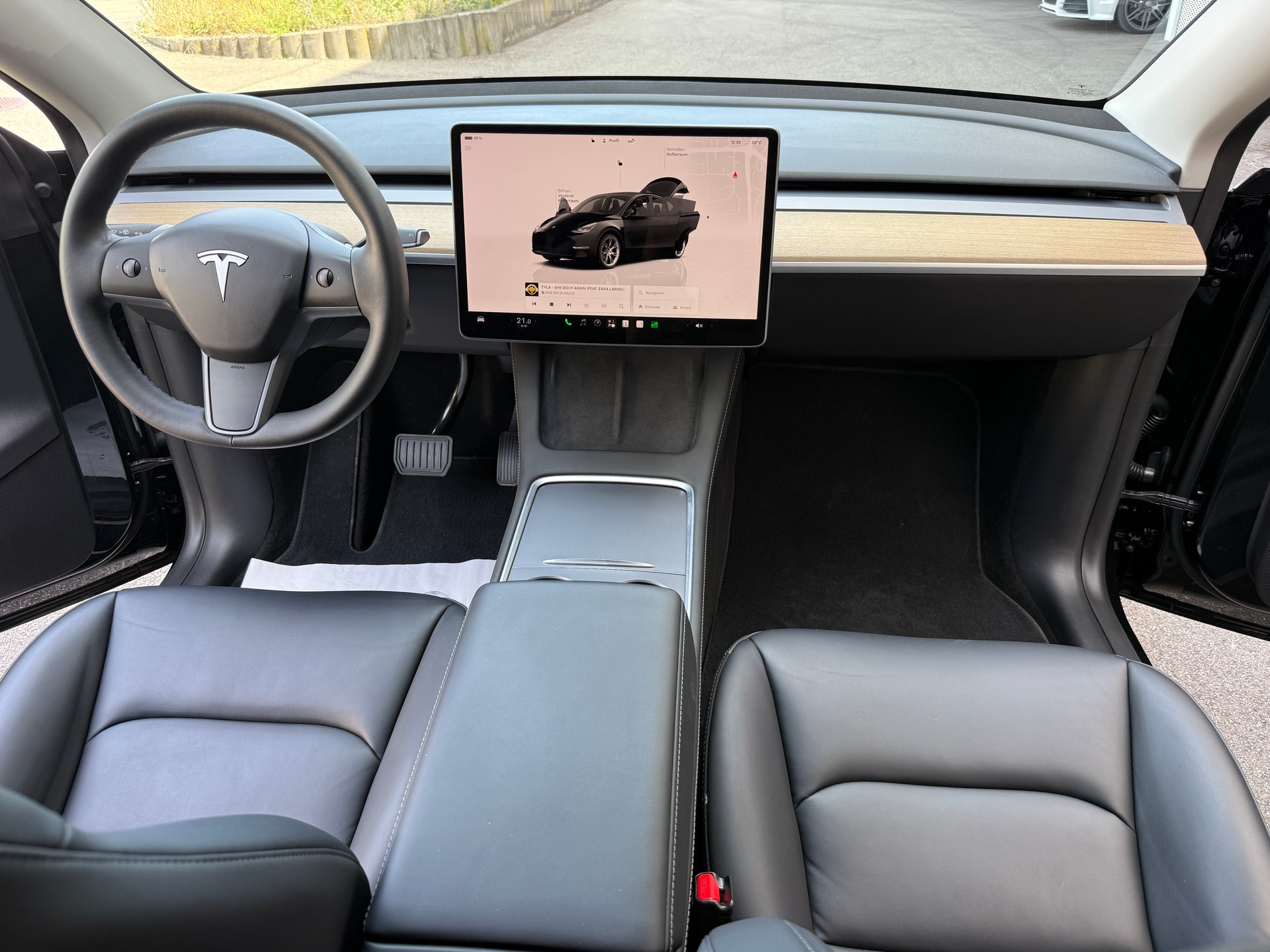 TESLA Y Long Range 533 km (WLTP) 514PS SOH 96% All Black Werksgarantie-image-11