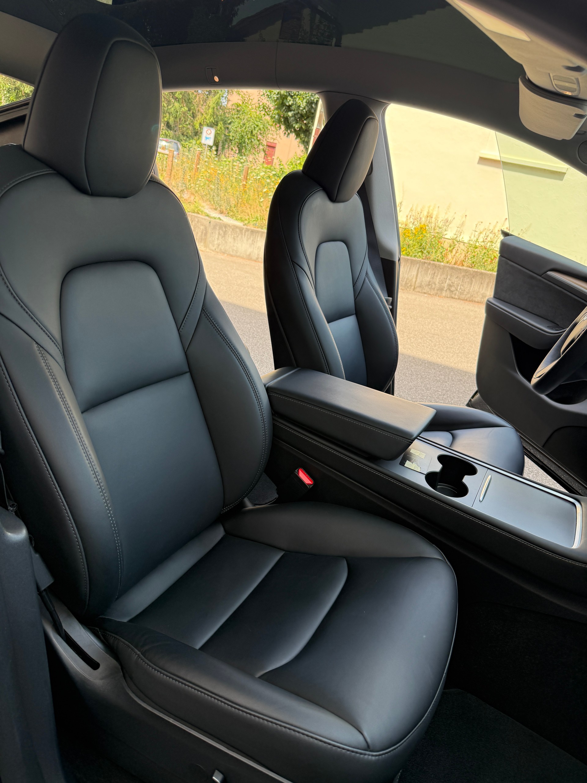 TESLA Y Long Range 533 km (WLTP) 514PS SOH 96% All Black Werksgarantie-image-13