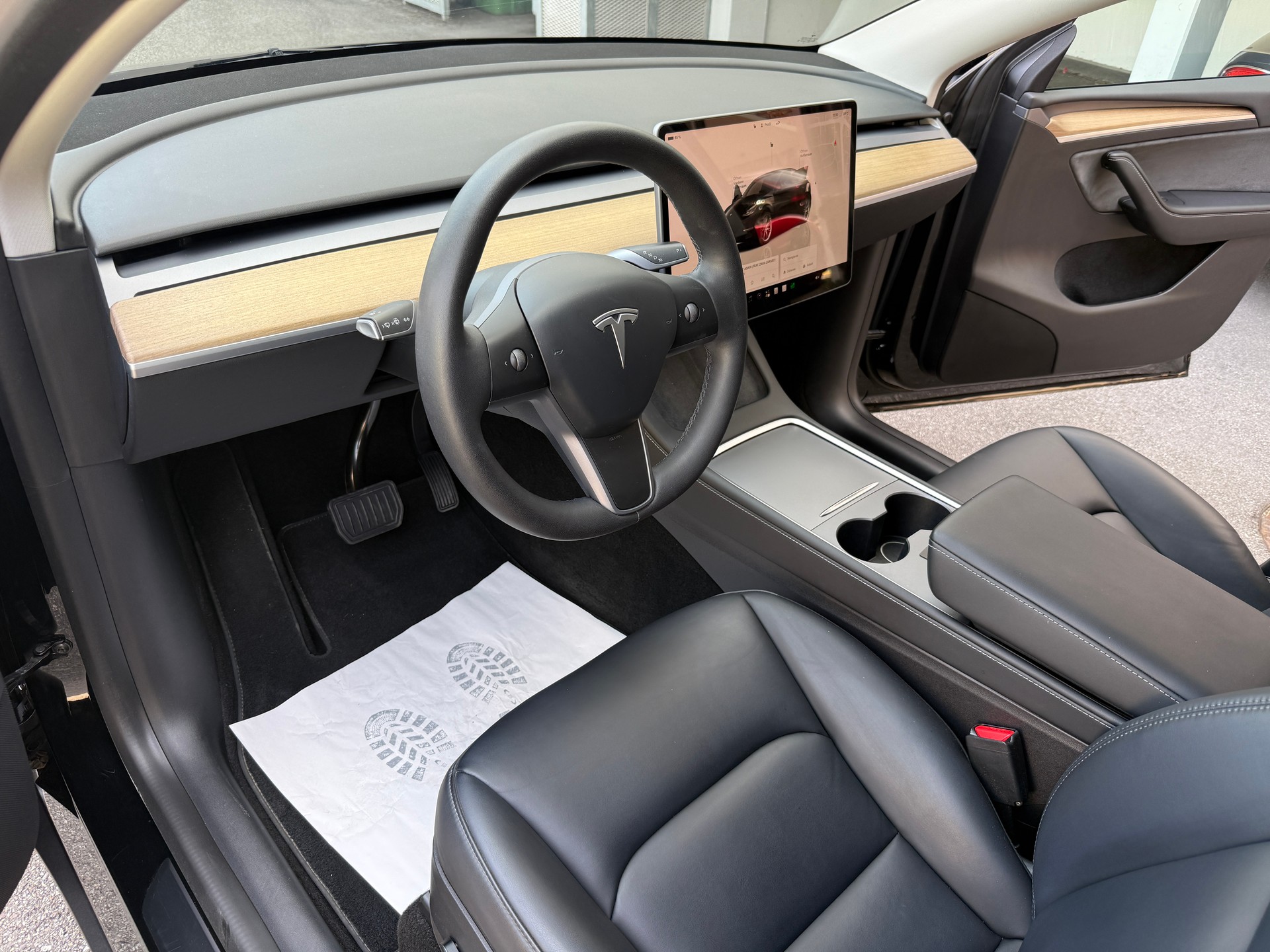 TESLA Y Long Range 533 km (WLTP) 514PS SOH 96% All Black Werksgarantie-image-12