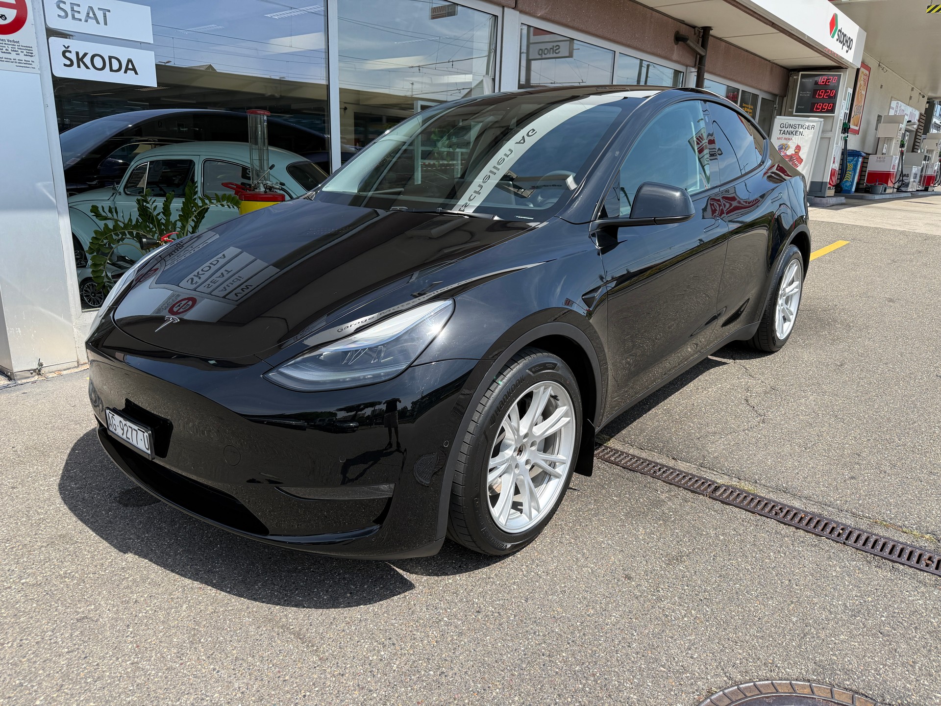 TESLA Y Long Range 533 km (WLTP) 514PS SOH 96% All Black Werksgarantie-image-2