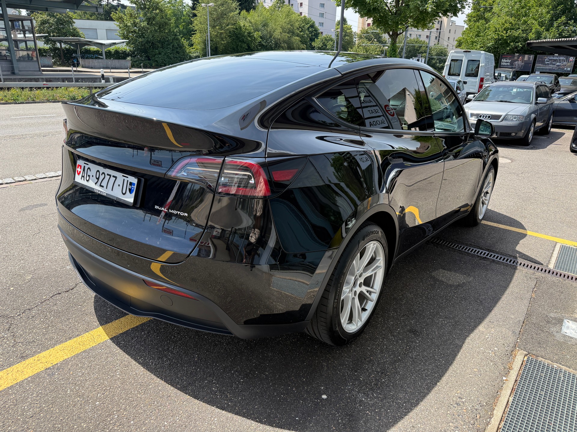 TESLA Y Long Range 533 km (WLTP) 514PS SOH 96% All Black Werksgarantie-image-6