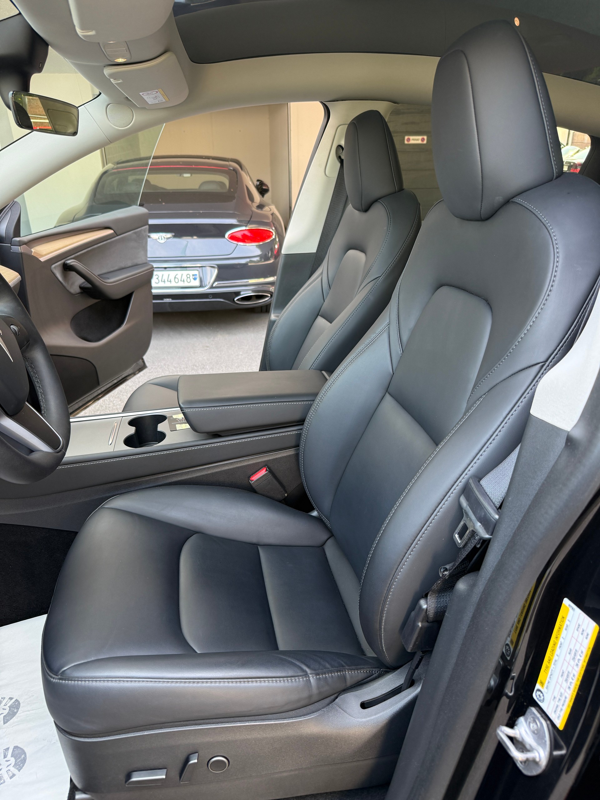 TESLA Y Long Range 533 km (WLTP) 514PS SOH 96% All Black Werksgarantie-image-14