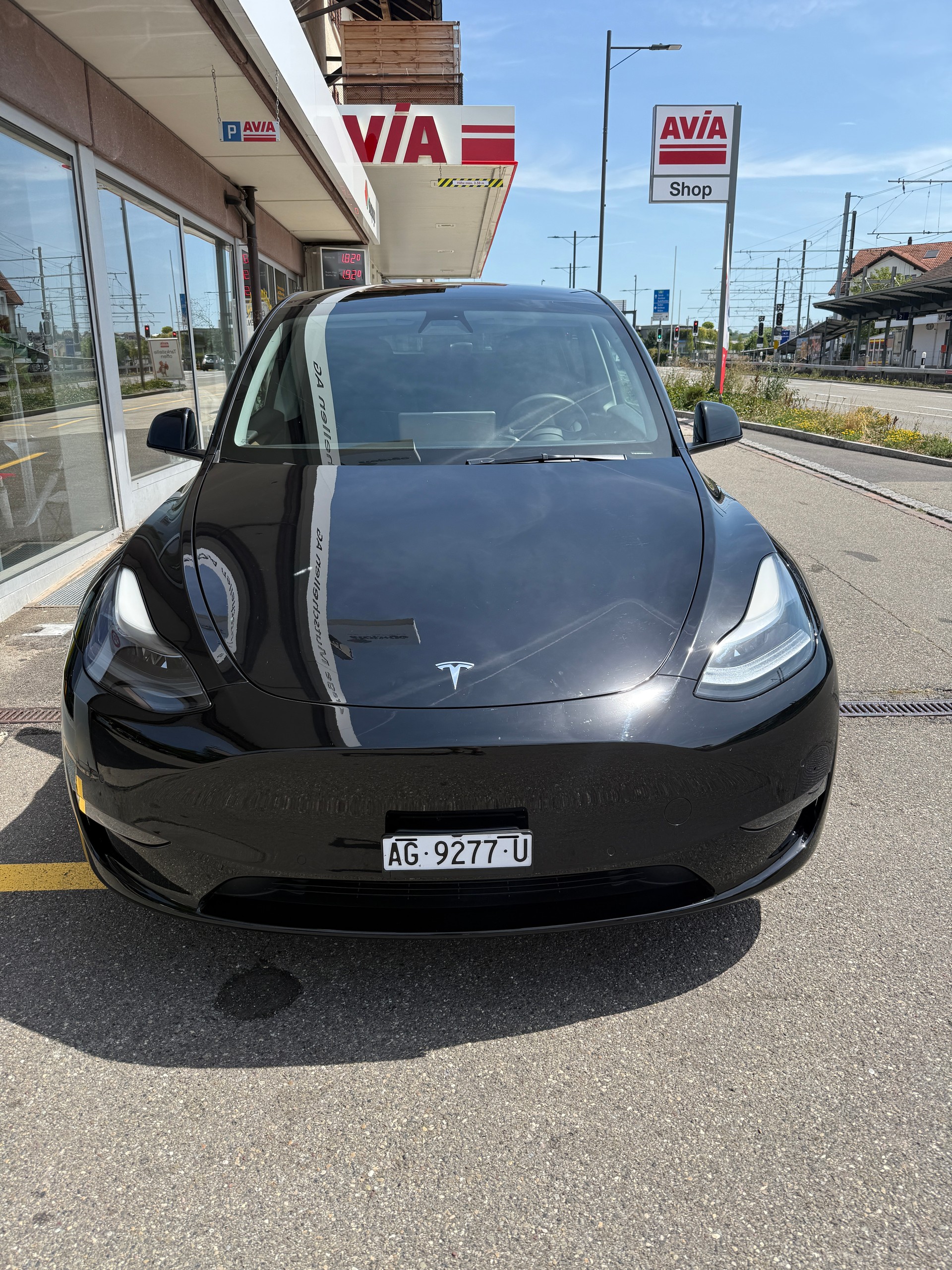 TESLA Y Long Range 533 km (WLTP) 514PS SOH 96% All Black Werksgarantie-image-4