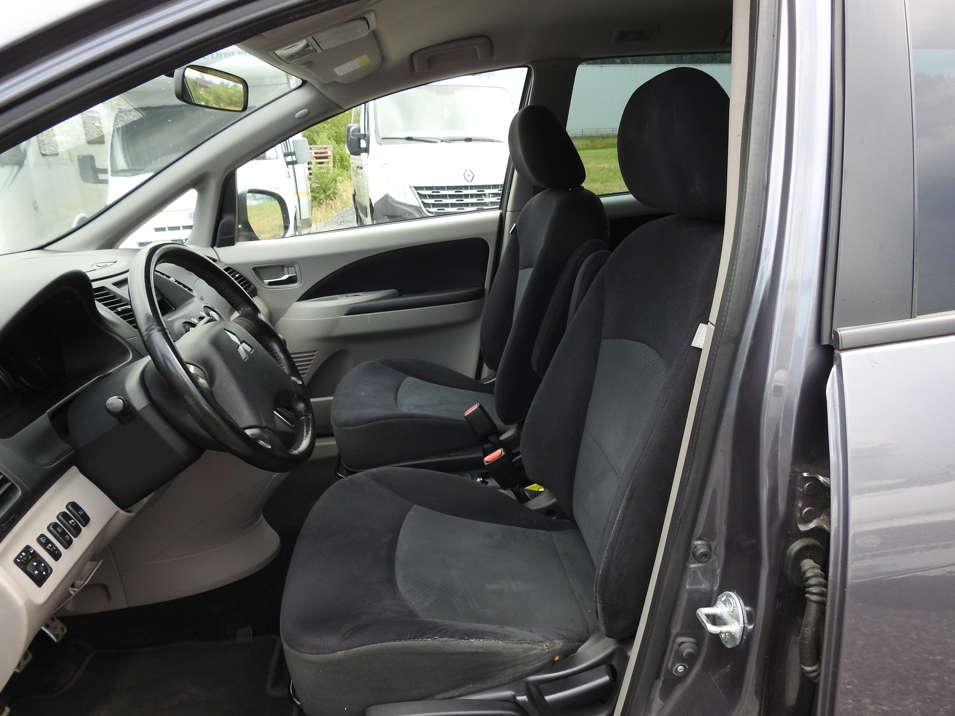 MITSUBISHI Grandis 2.0 16V DID Swiss Edition-image-12