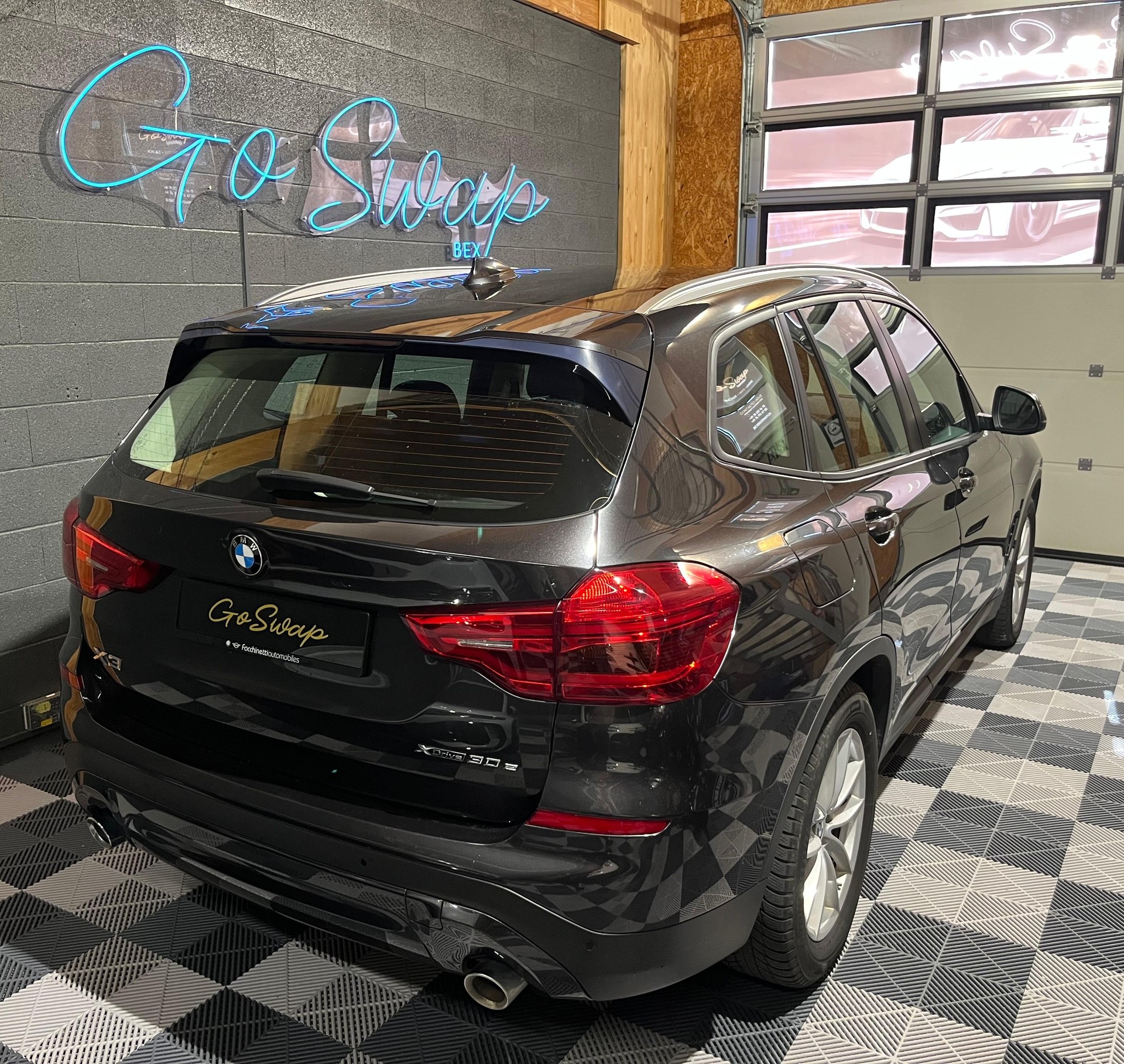 BMW X3 xDrive 30e-showroom-element-2