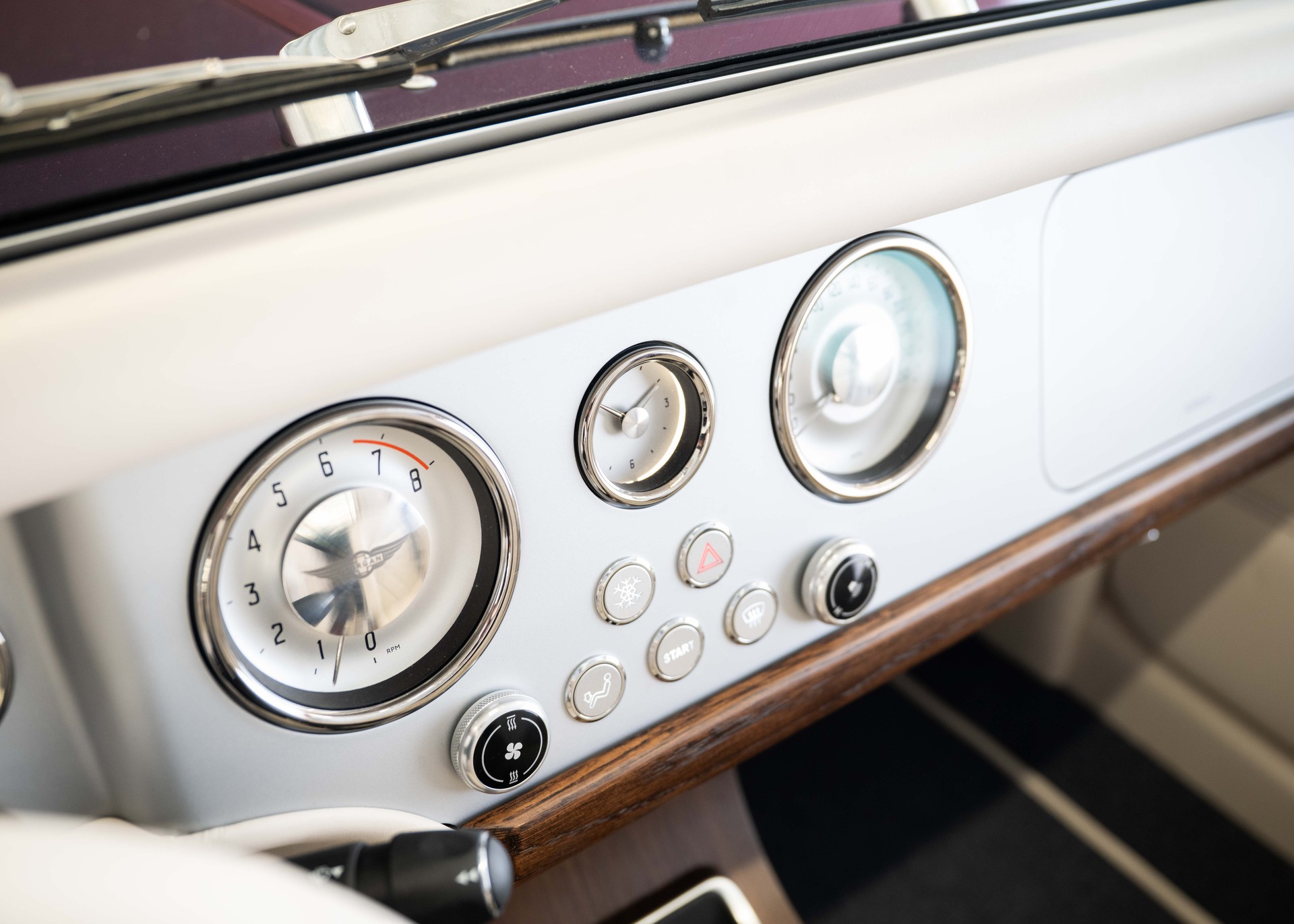 MORGAN Plus Four 2.0 Bespoke (MY 26, Swiss new car, 1 of 1 configuration, Prussian Blue Porsche metallic, 30-month warranty)-image-29