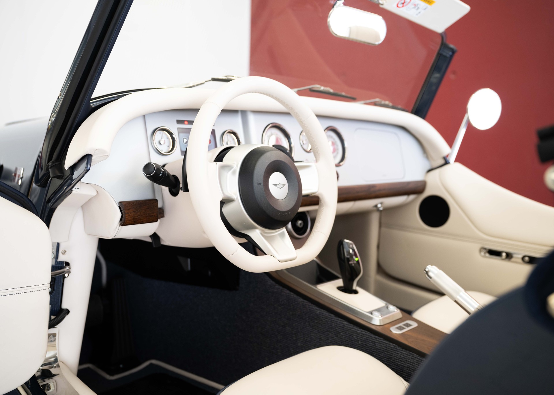MORGAN Plus Four 2.0 Bespoke (MY 26, Swiss new car, 1 of 1 configuration, Prussian Blue Porsche metallic, 30-month warranty)-image-18