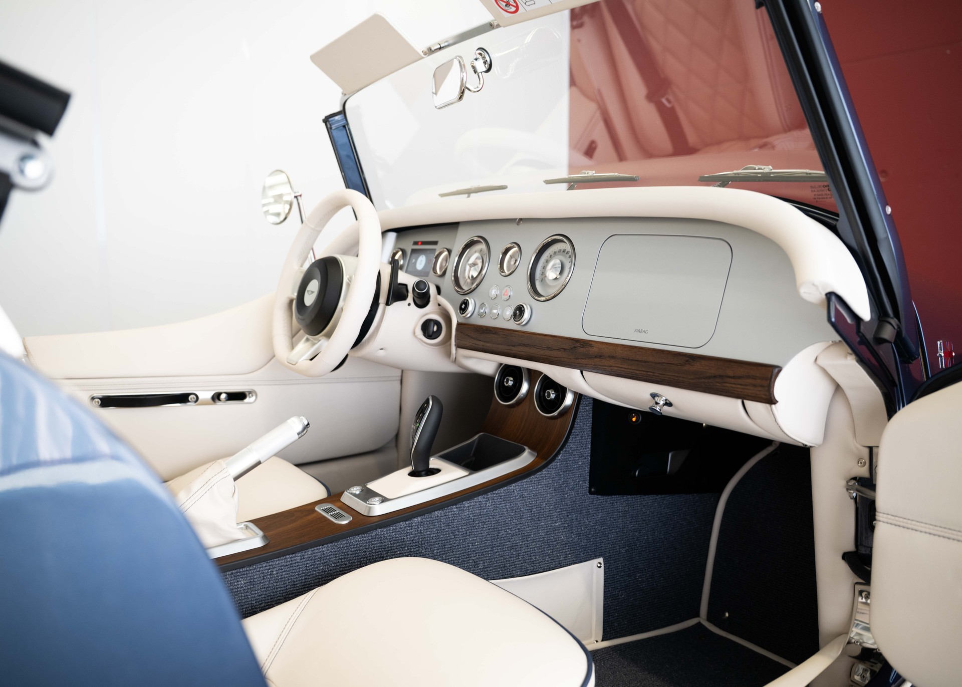 MORGAN Plus Four 2.0 Bespoke (MY 26, Swiss new car, 1 of 1 configuration, Prussian Blue Porsche metallic, 30-month warranty)-image-20