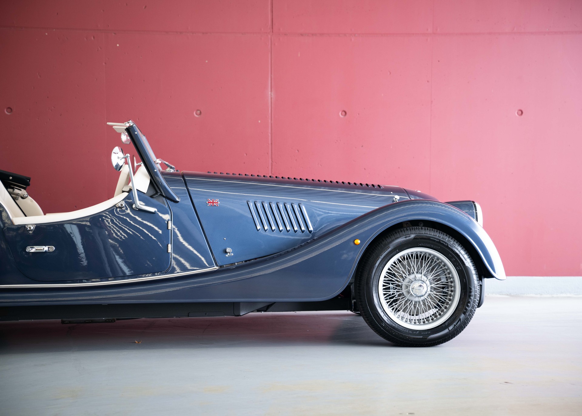 MORGAN Plus Four 2.0 Bespoke (MY 26, Swiss new car, 1 of 1 configuration, Prussian Blue Porsche metallic, 30-month warranty)-image-8