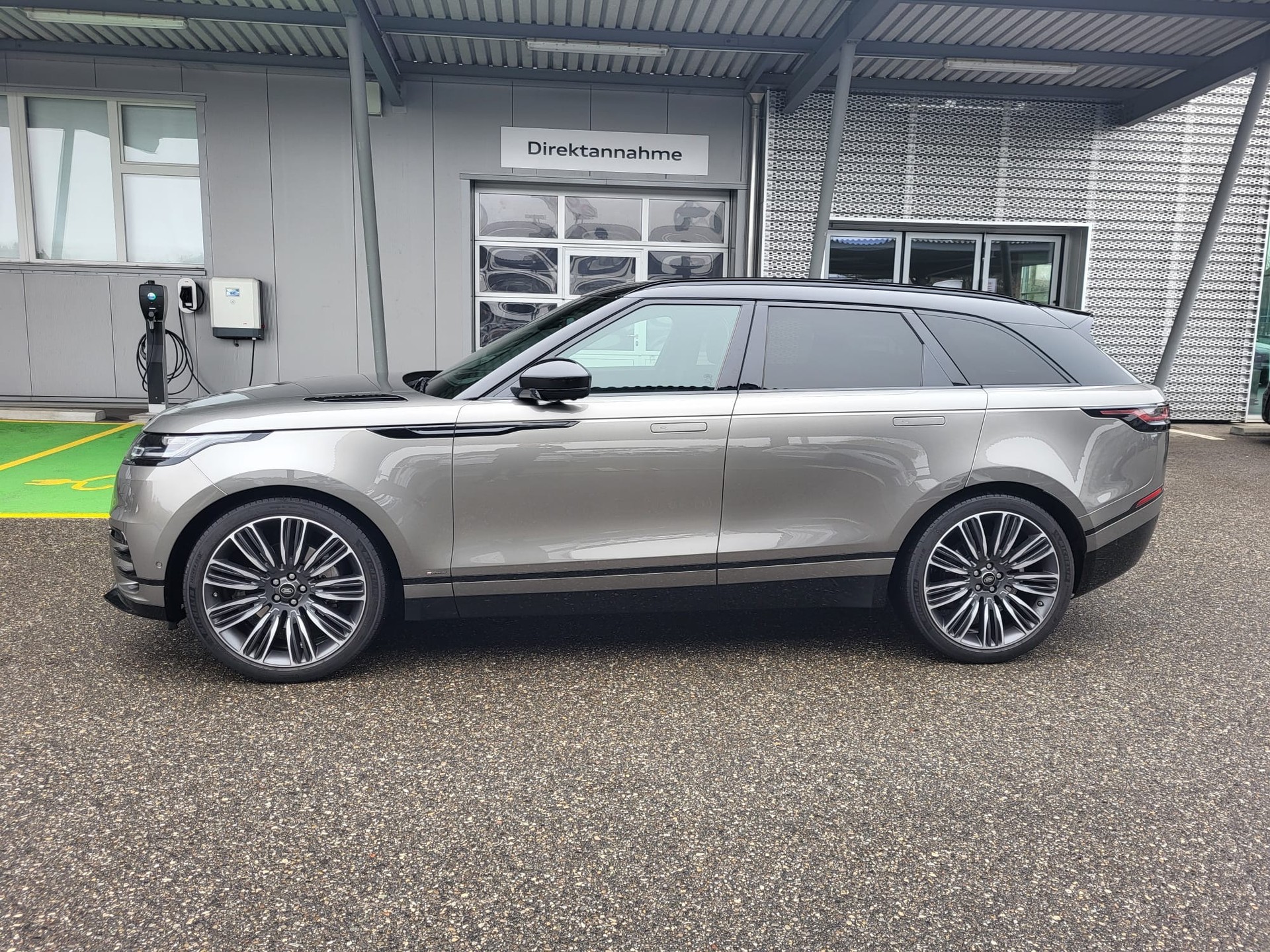 LAND ROVER 3.0 D 300 R-Dynamic-image-1