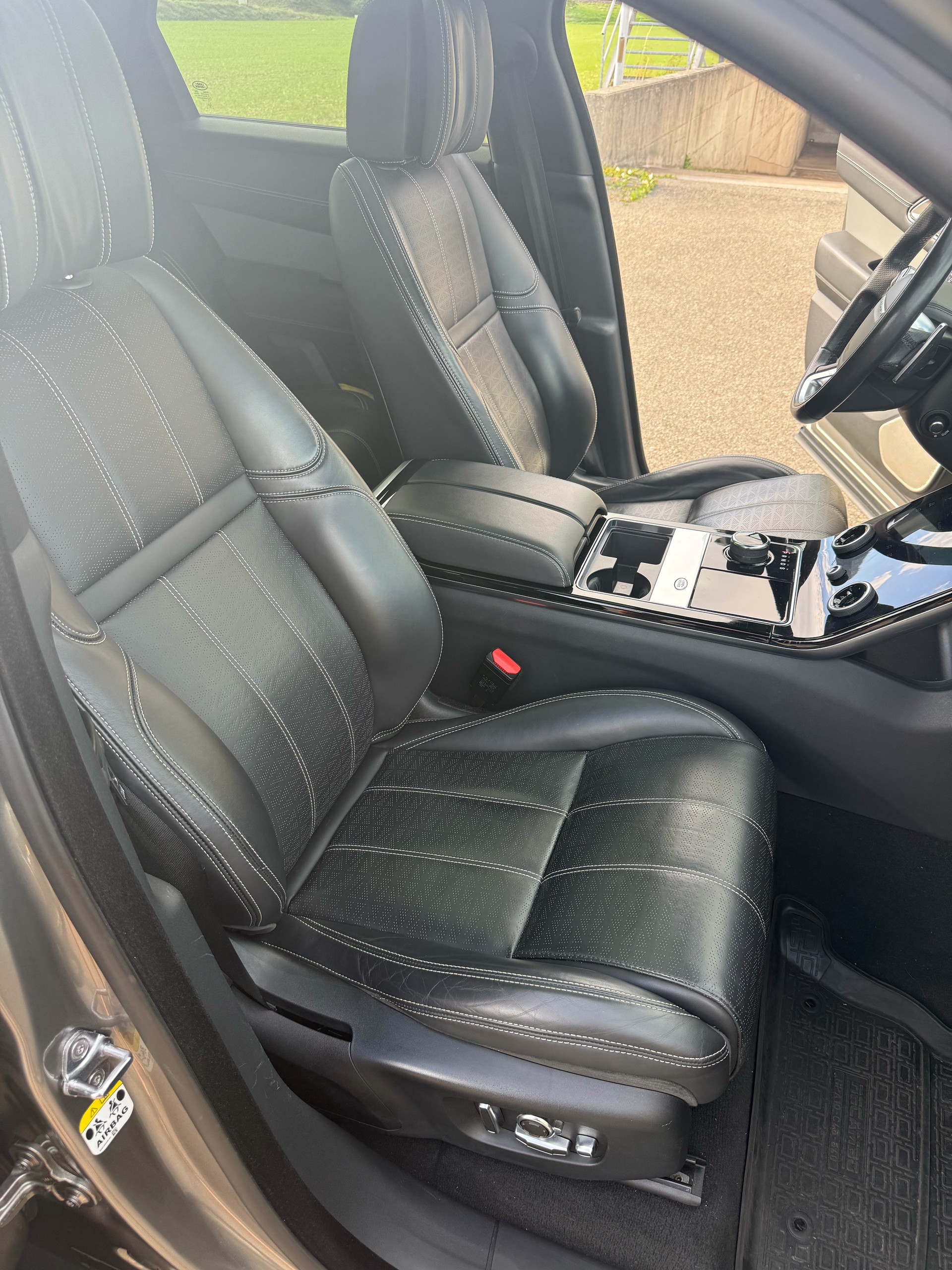 LAND ROVER 3.0 D 300 R-Dynamic-image-11