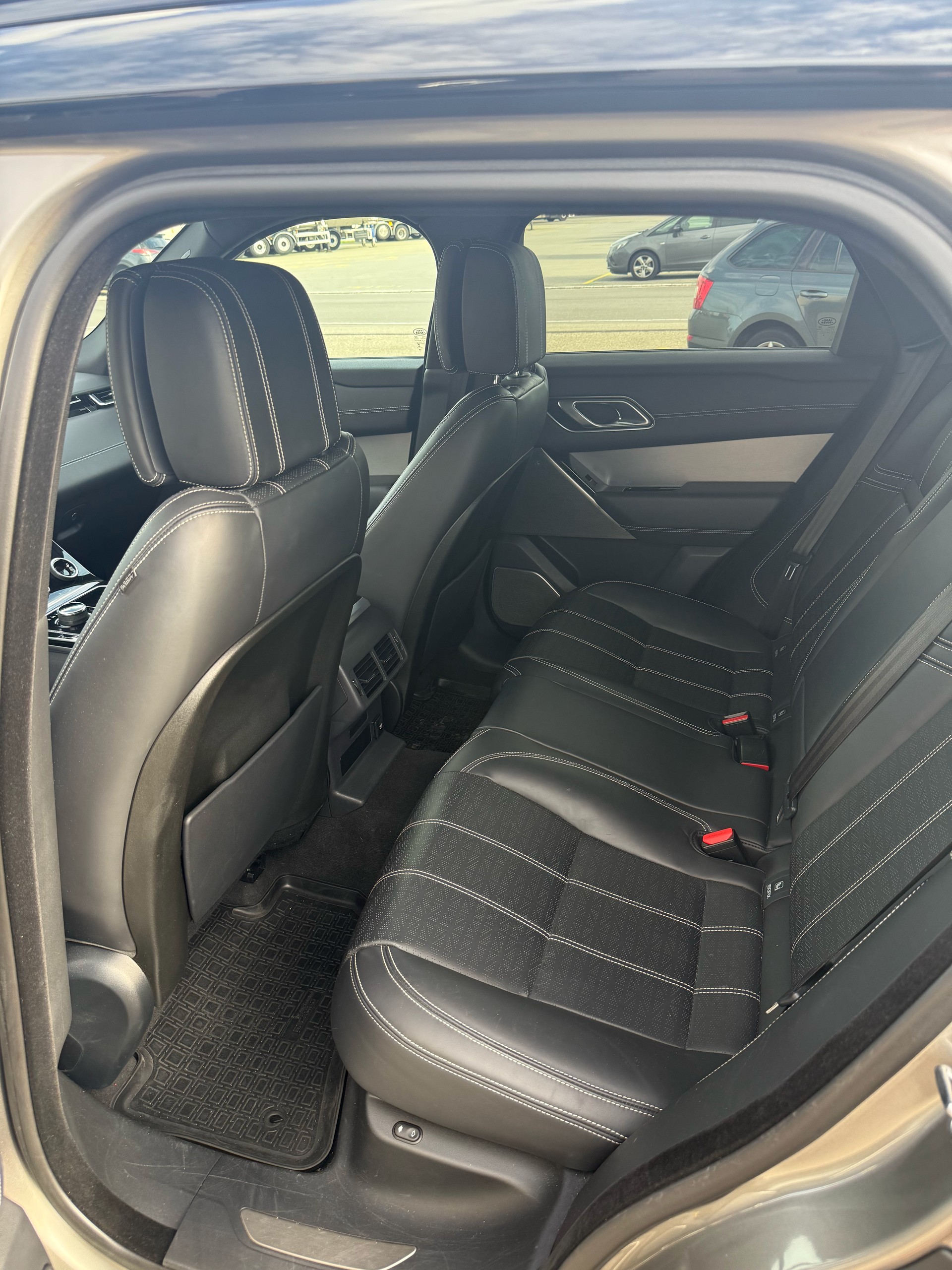 LAND ROVER 3.0 D 300 R-Dynamic-image-9