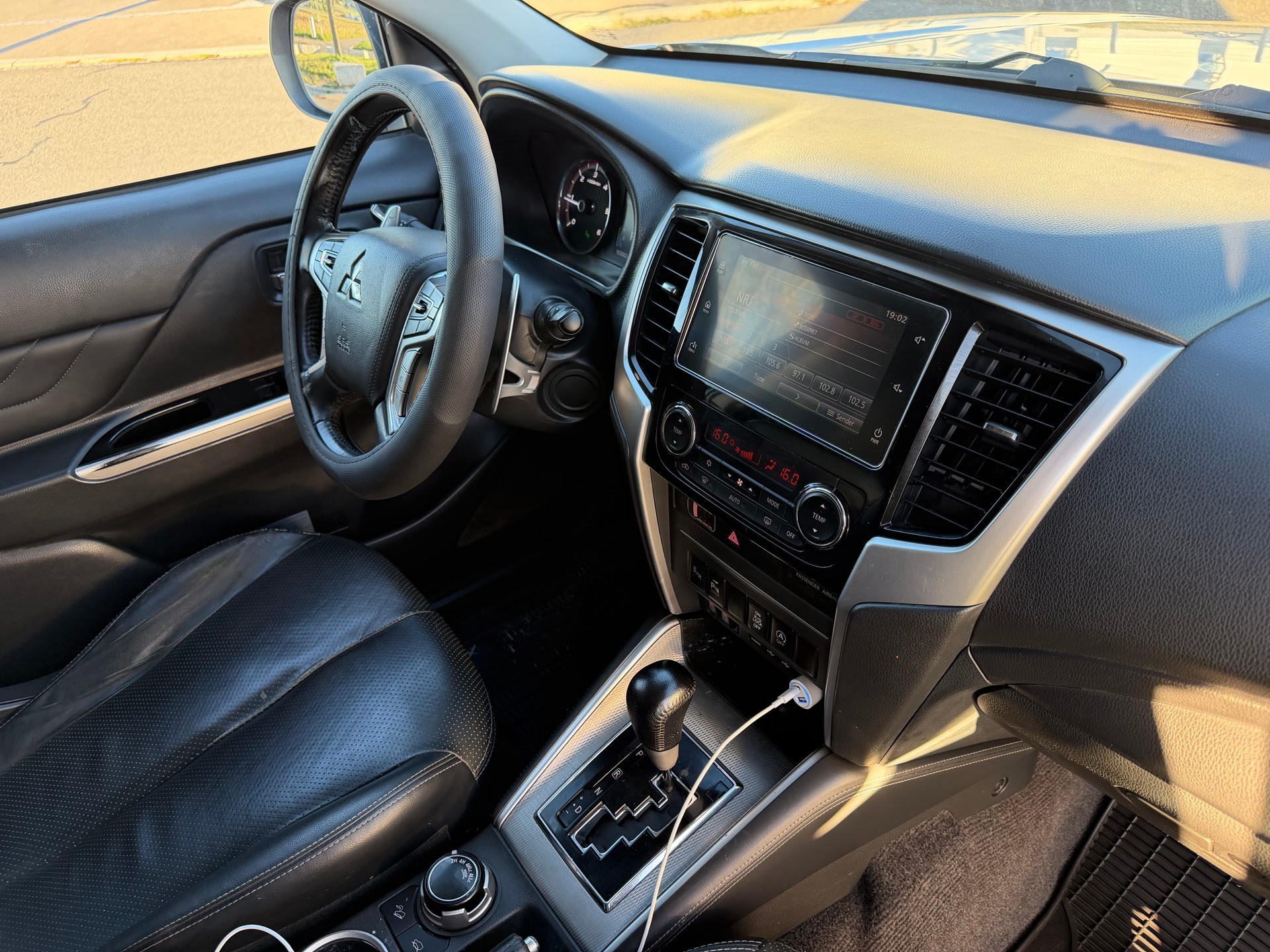 MITSUBISHI L 200 2.2 Diamond Double Cab Automat-360°-Kamera-image-19