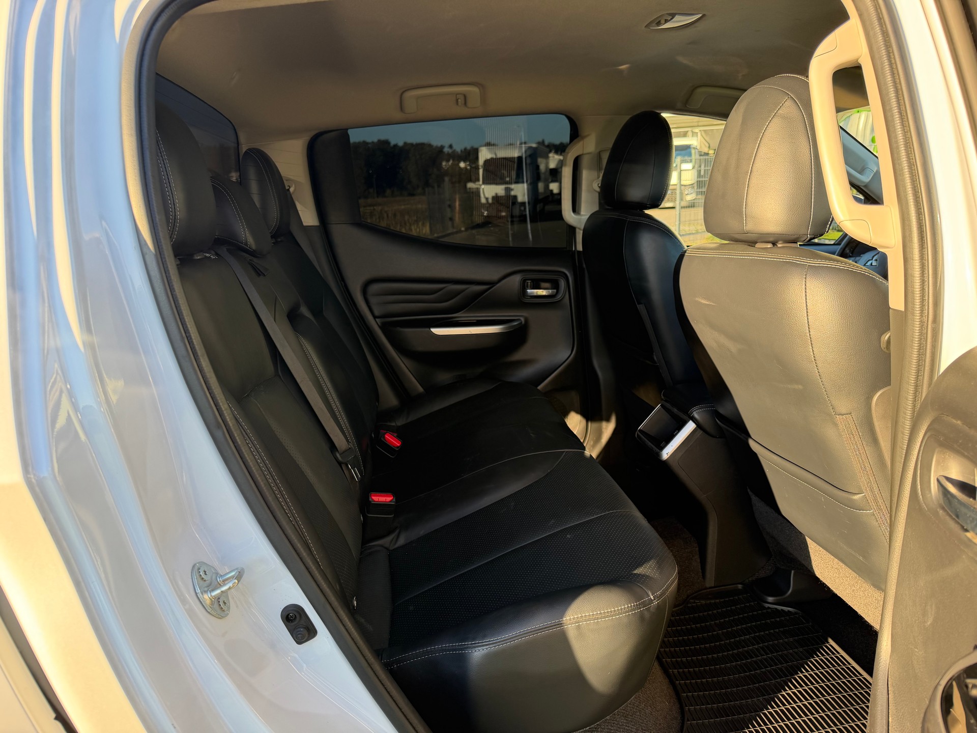 MITSUBISHI L 200 2.2 Diamond Double Cab Automat-360°-Kamera-image-29