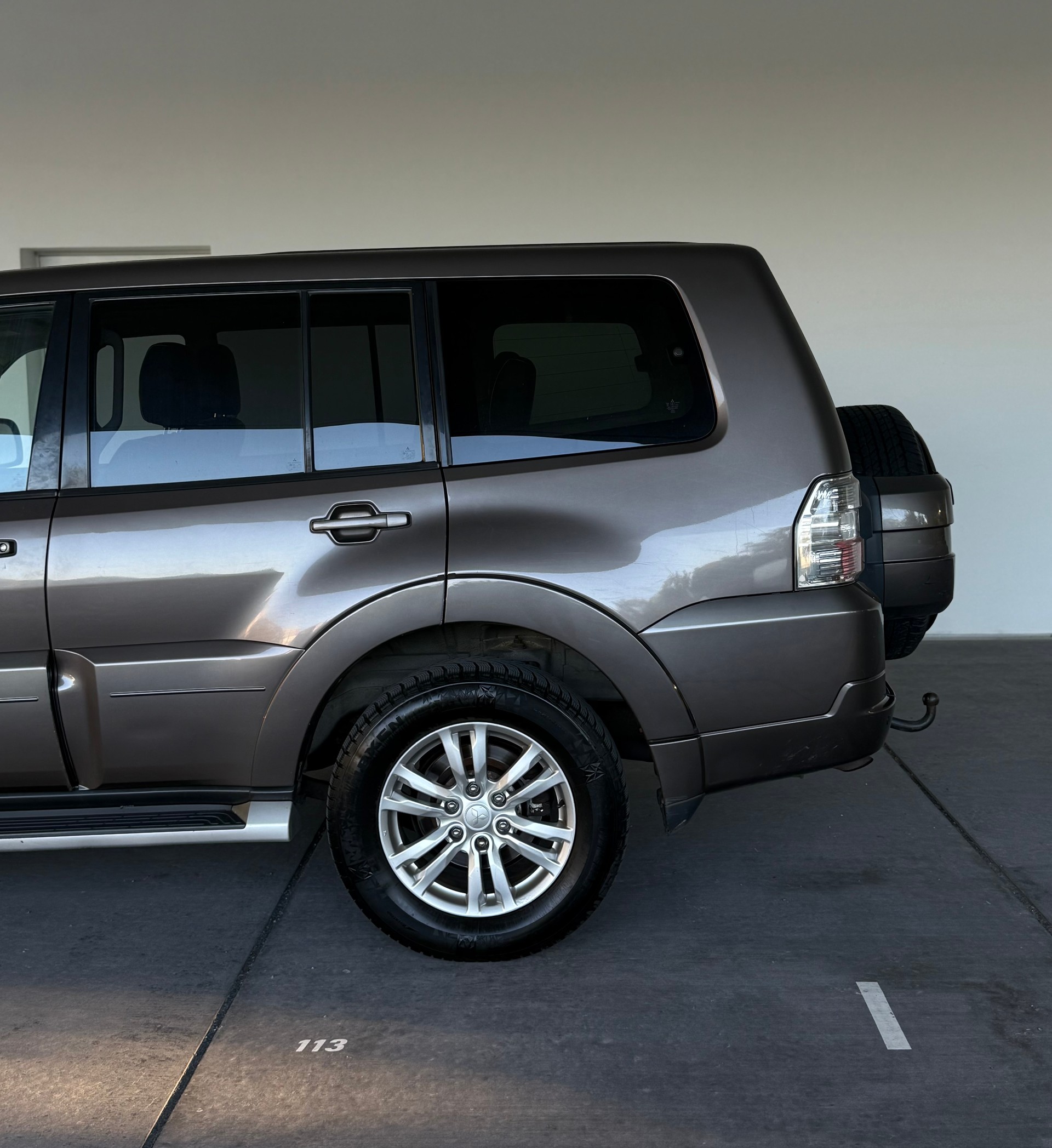 MITSUBISHI Pajero 3.2 DI-D Professional Plus Automatic-showroom-element-2