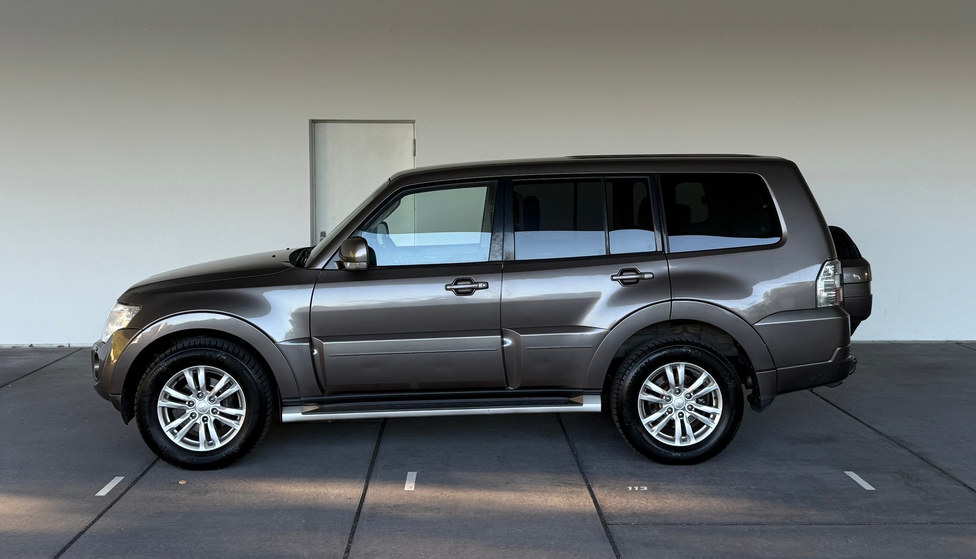 MITSUBISHI Pajero 3.2 DI-D Professional Plus Automatic-showroom-element-1