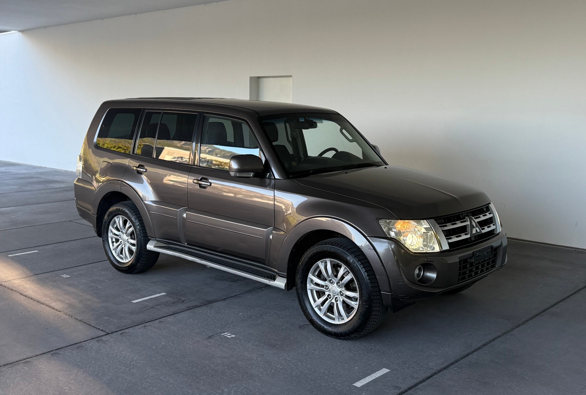 MITSUBISHI Pajero 3.2 DI-D Professional Plus Automatic-showroom-element-3