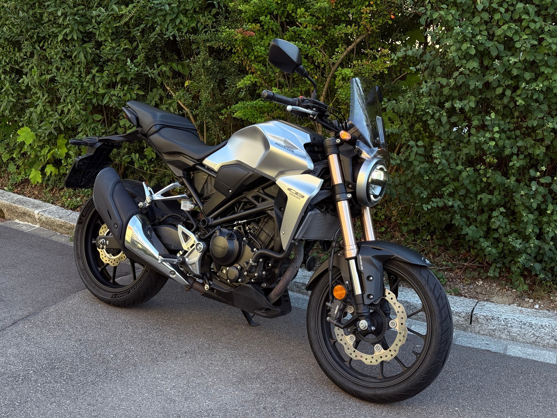 HONDA CB 300 R-image-0
