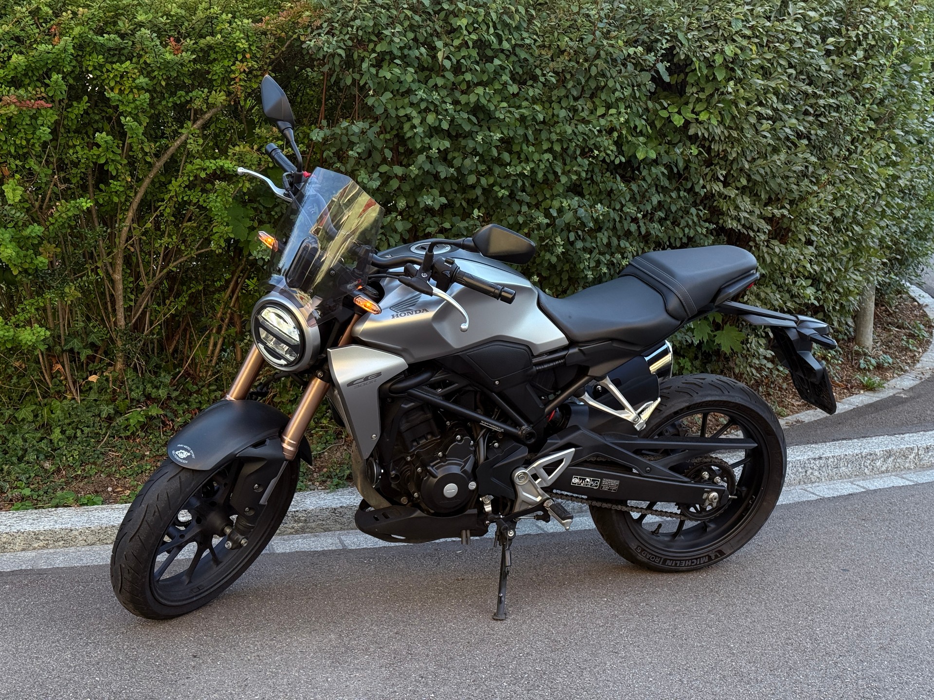 HONDA CB 300 R-image-1